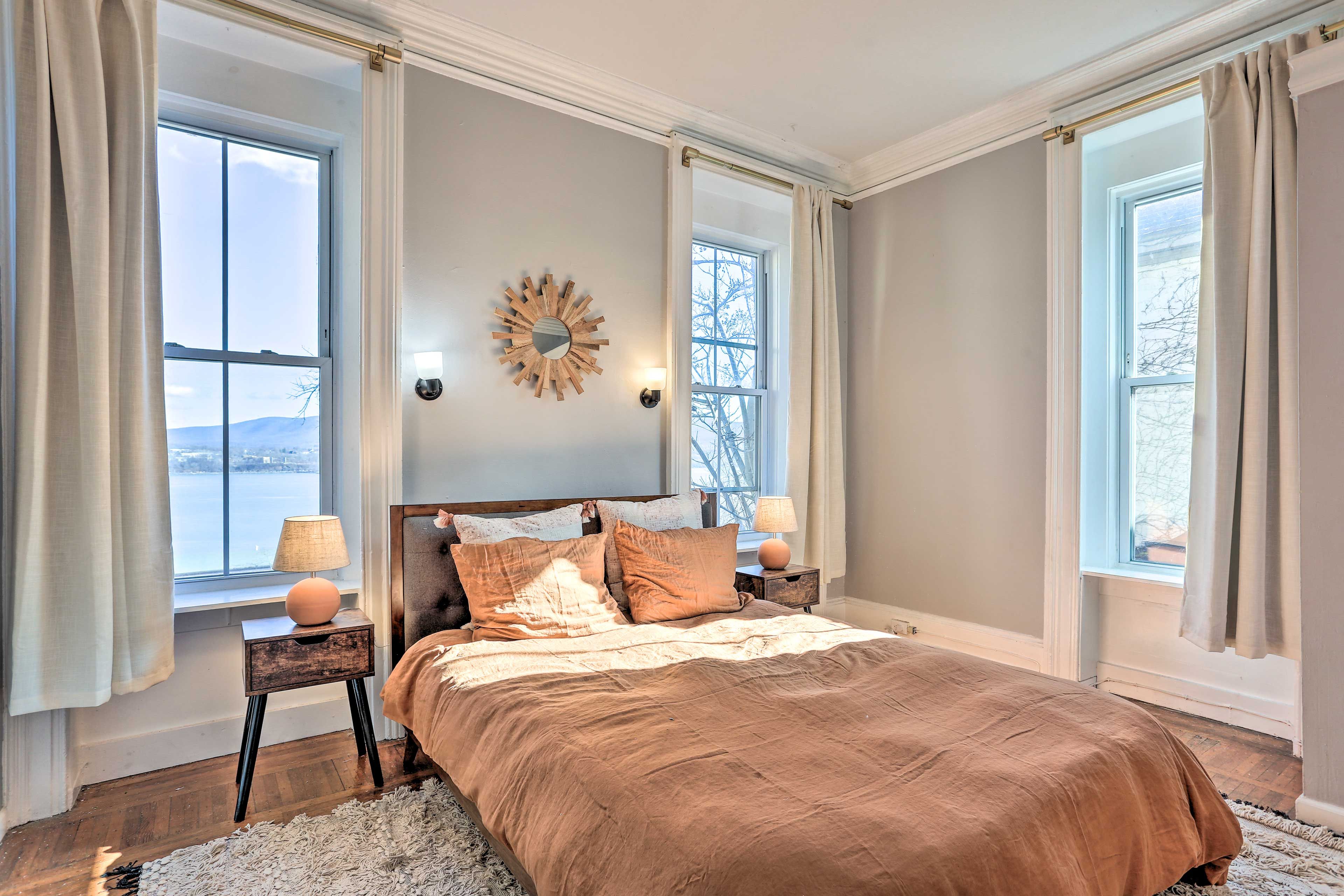 Bedroom | Queen Bed | Linens Provided