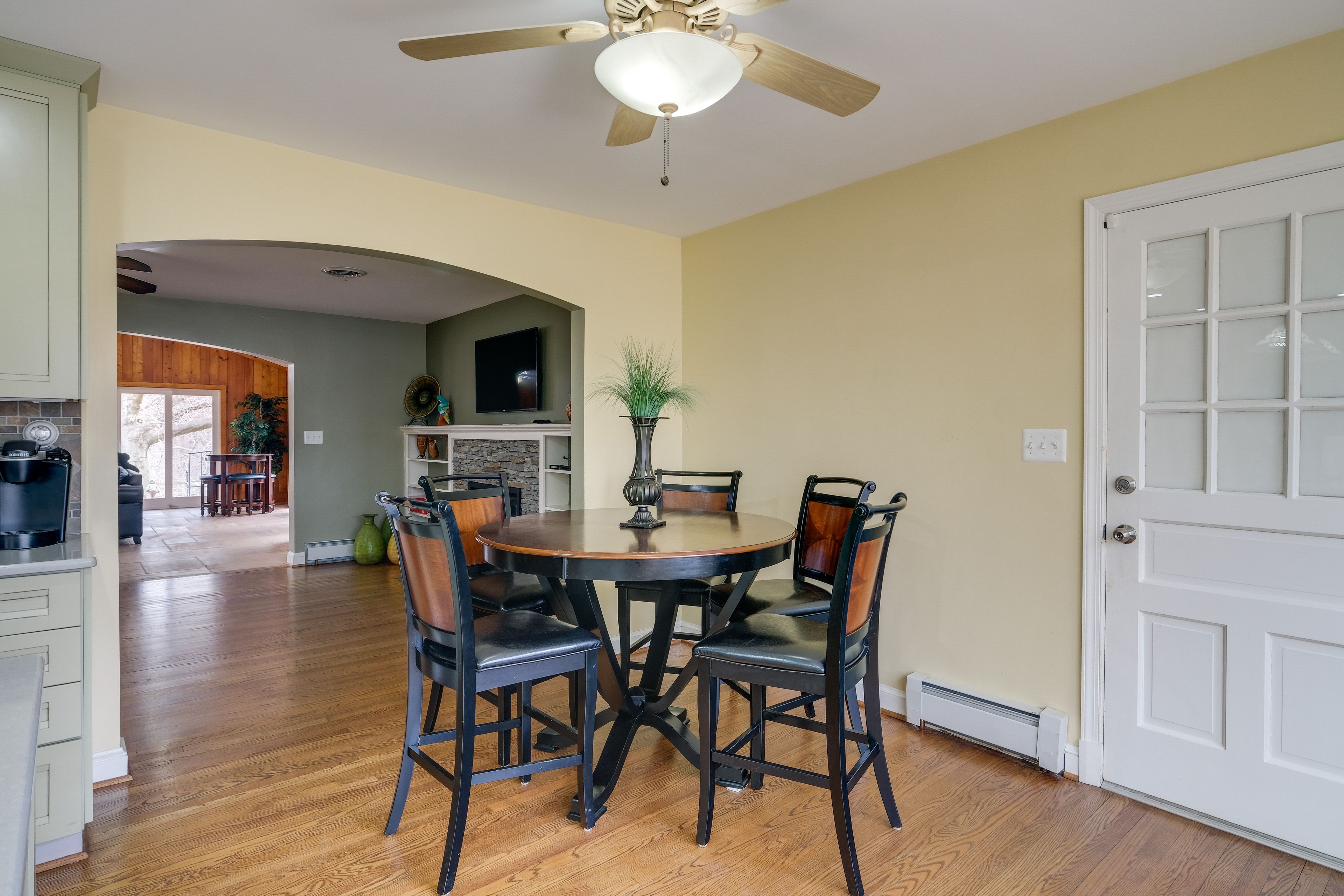 Dining Area | Dishware & Flatware Provided