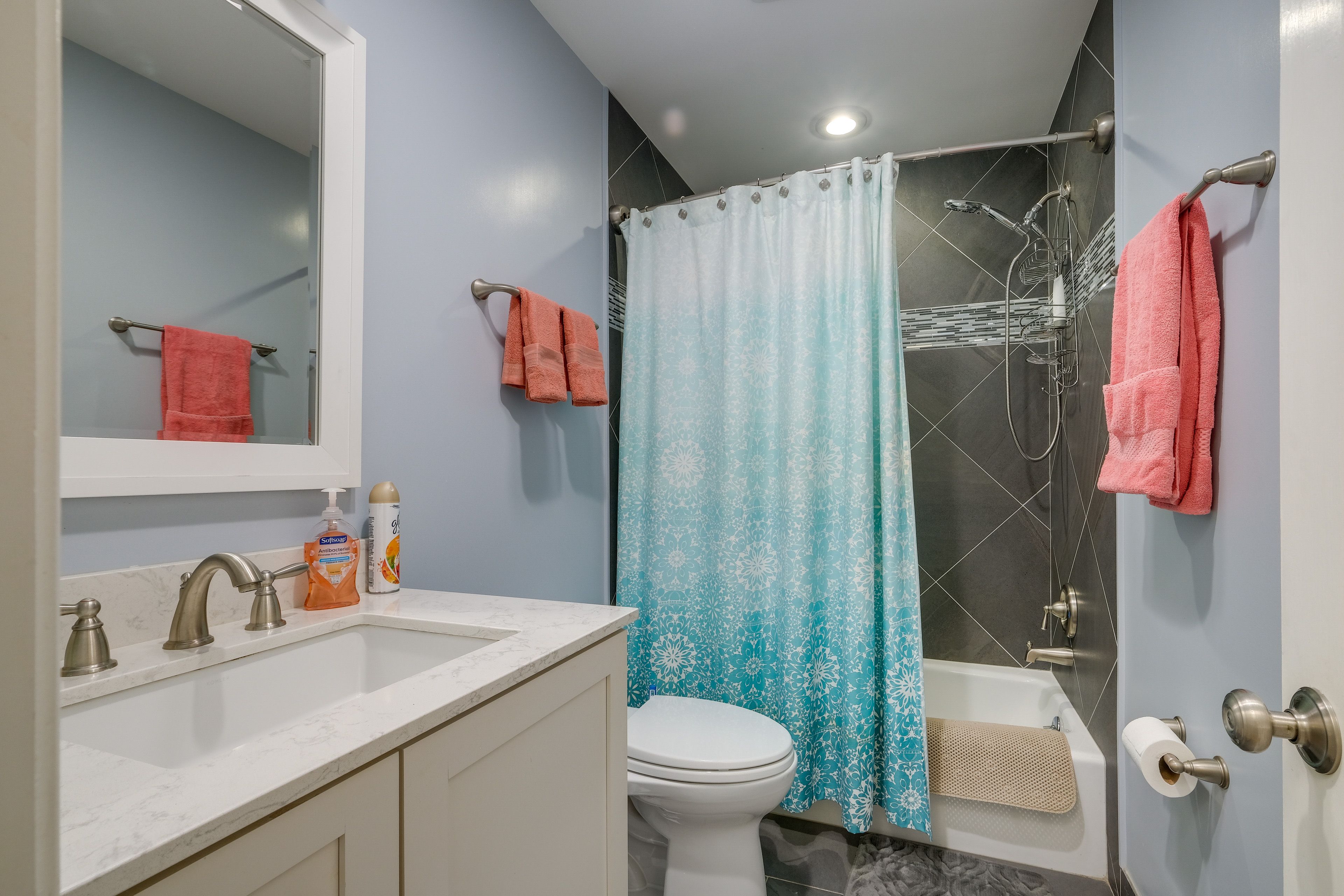 Full Bathroom | Main Floor | Towels Provided
