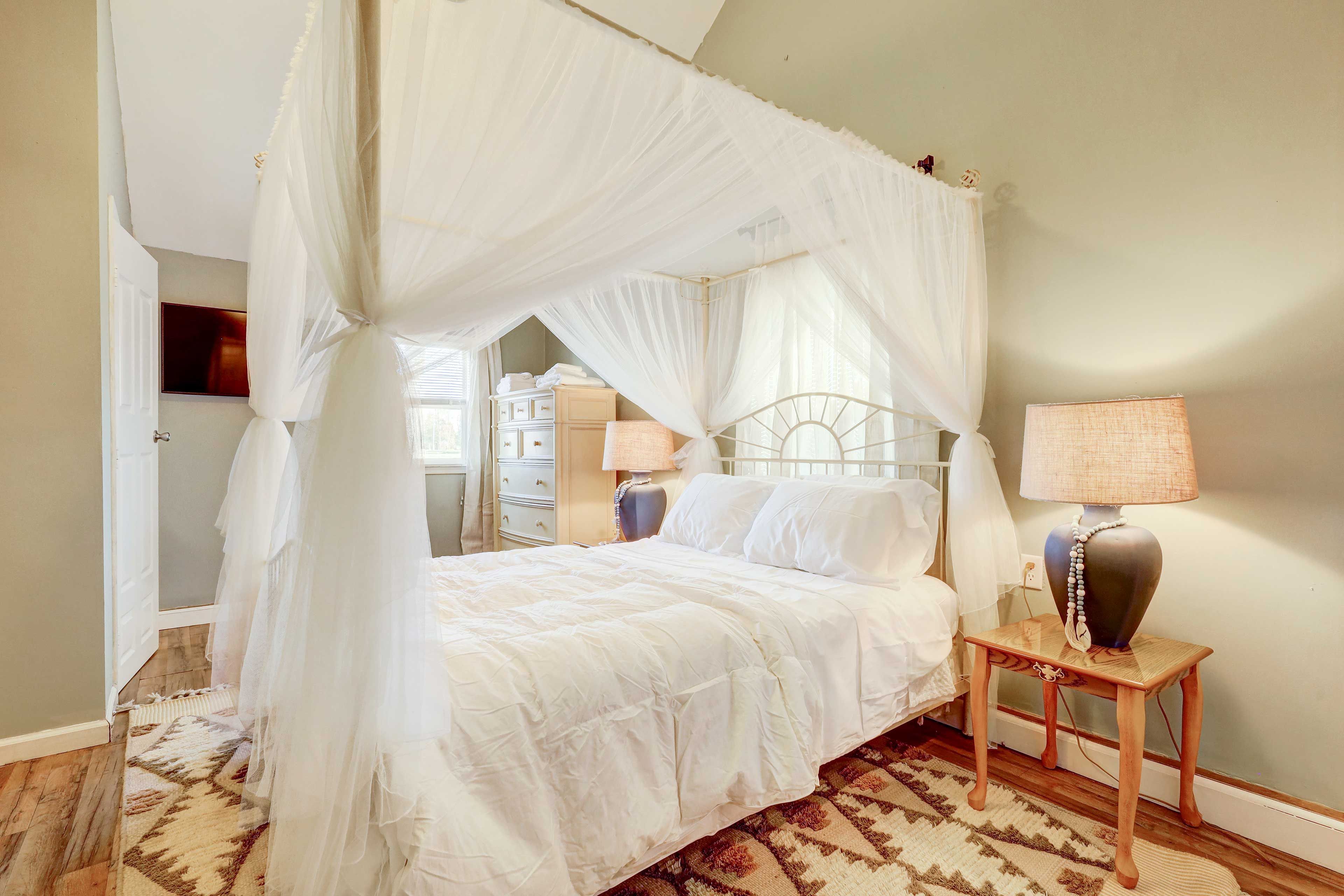 Bedroom 1 | Queen Bed | Flat-Screen TV | En-Suite Bathroom