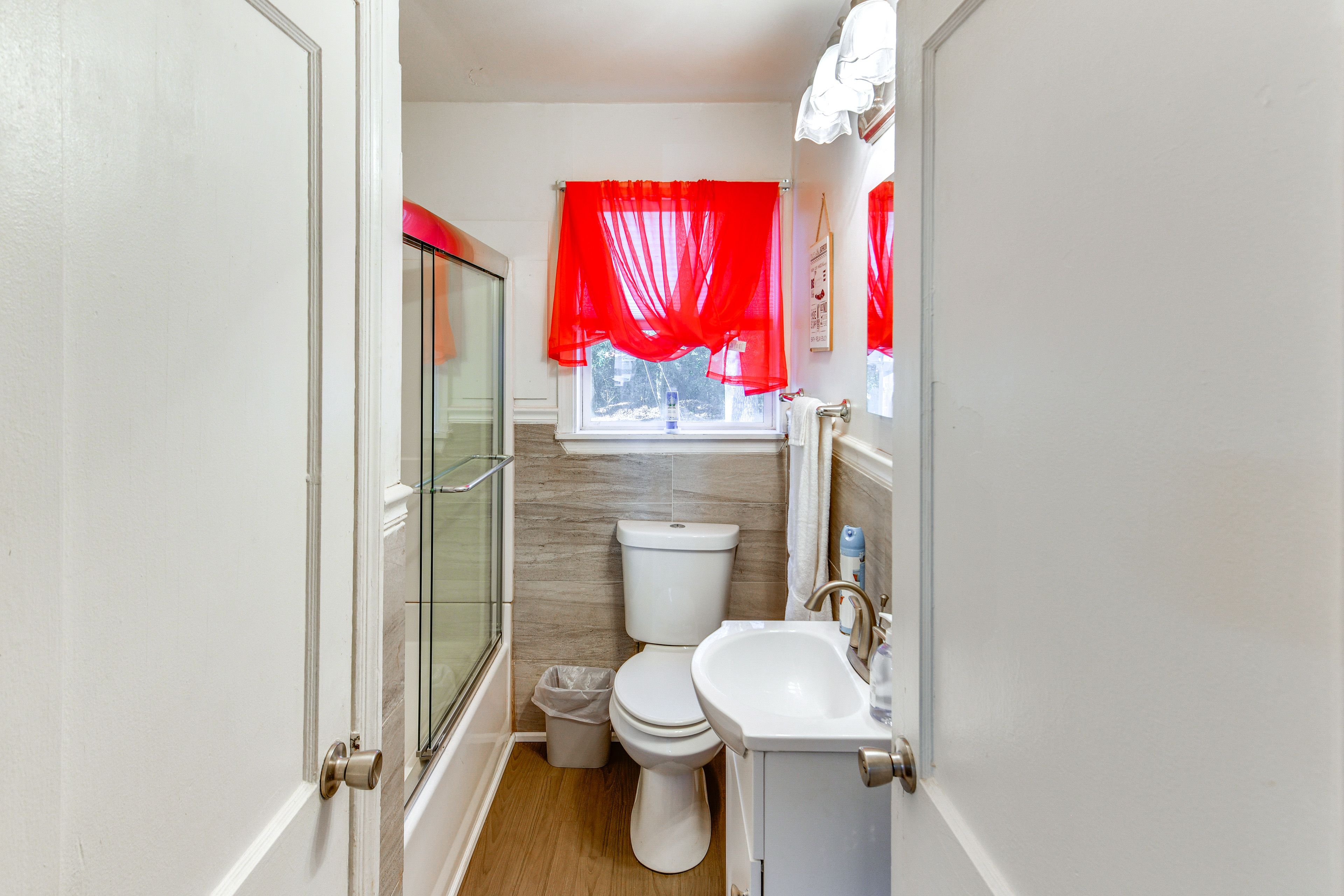 Full Bathroom | Complimentary Toiletries | Towels Provided
