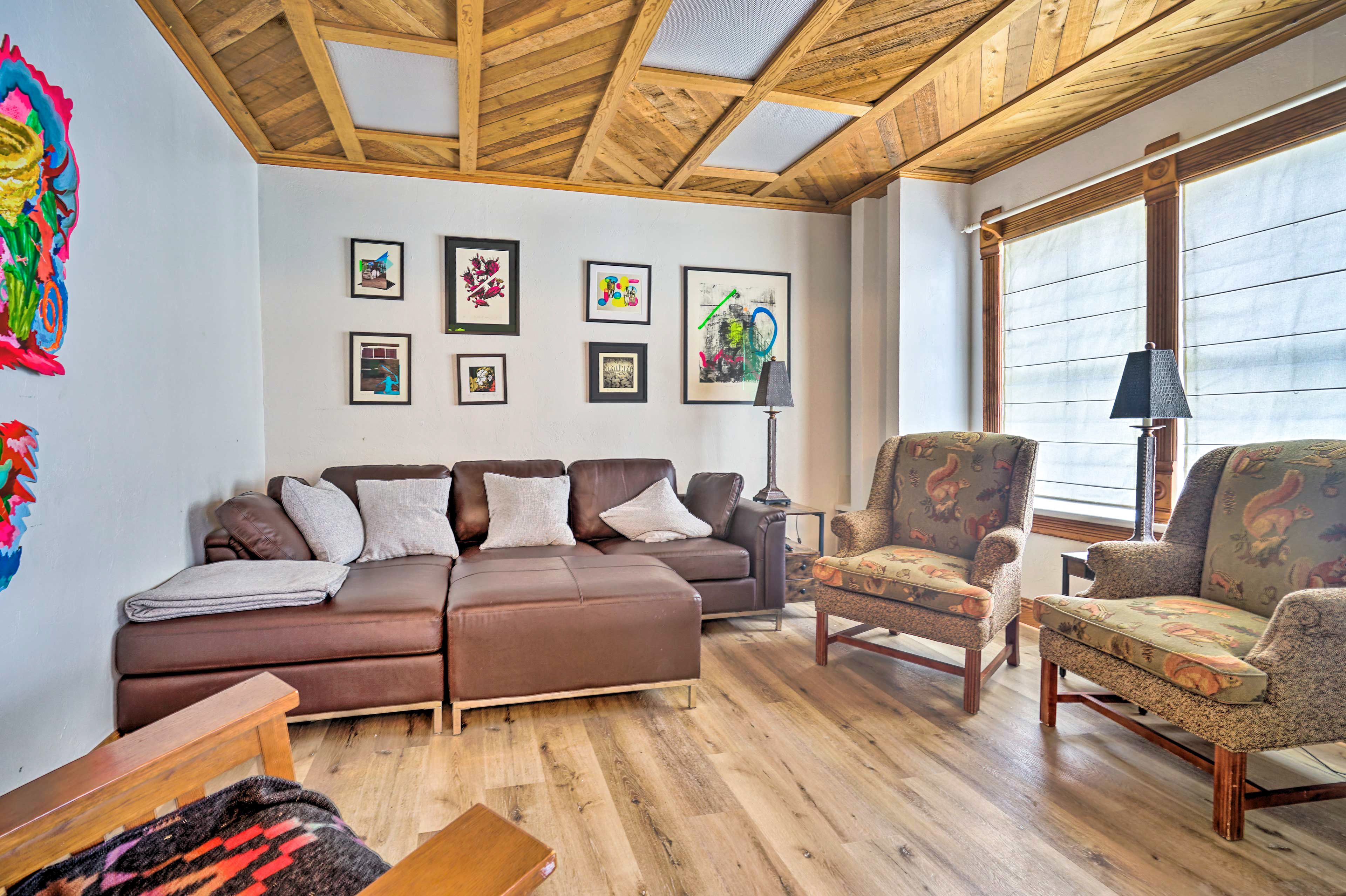 Living Room | Smart TV | Central A/C & Heat