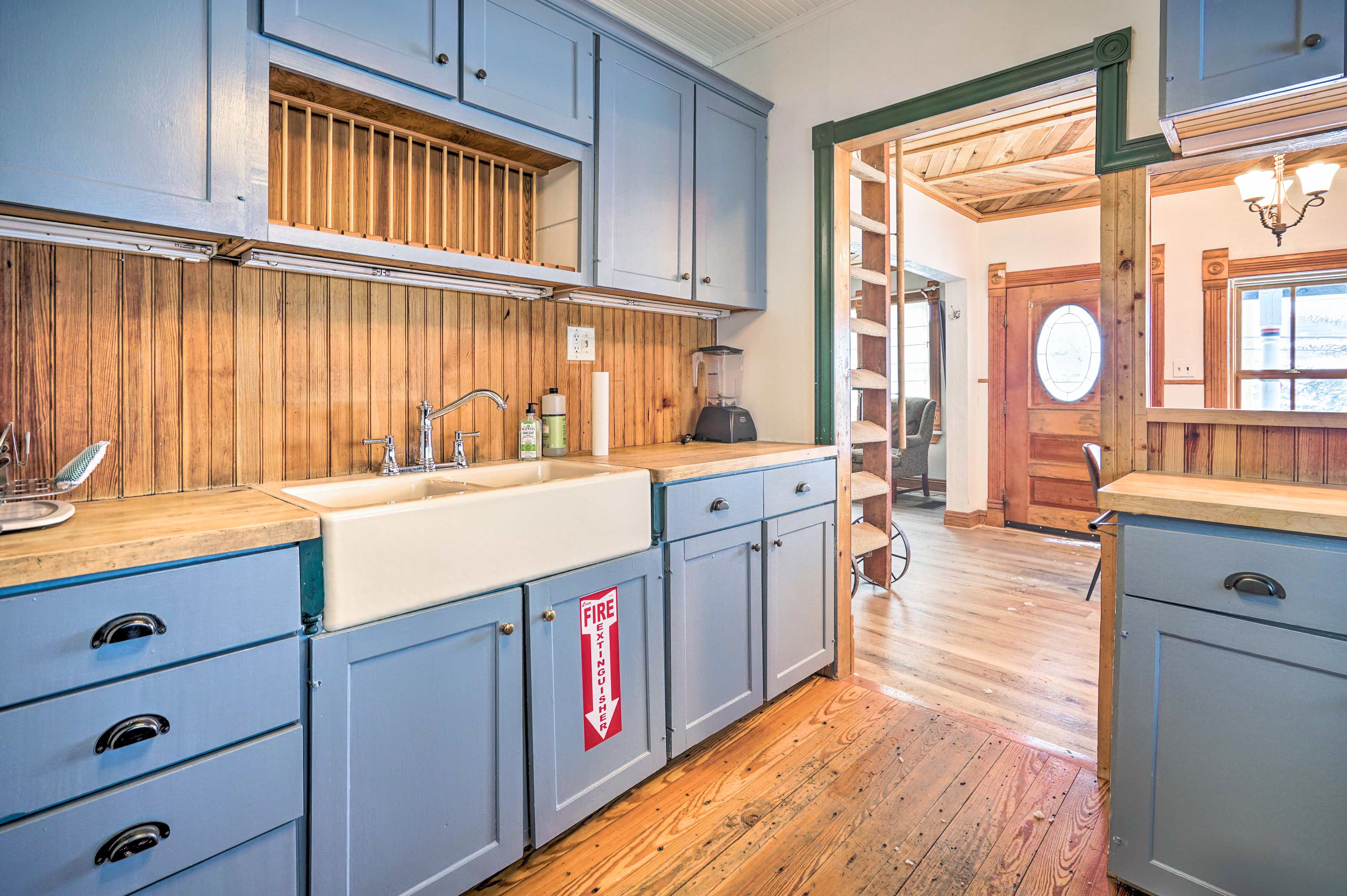 Kitchen | Free WiFi | Single-Story Interior | Towels/Linens