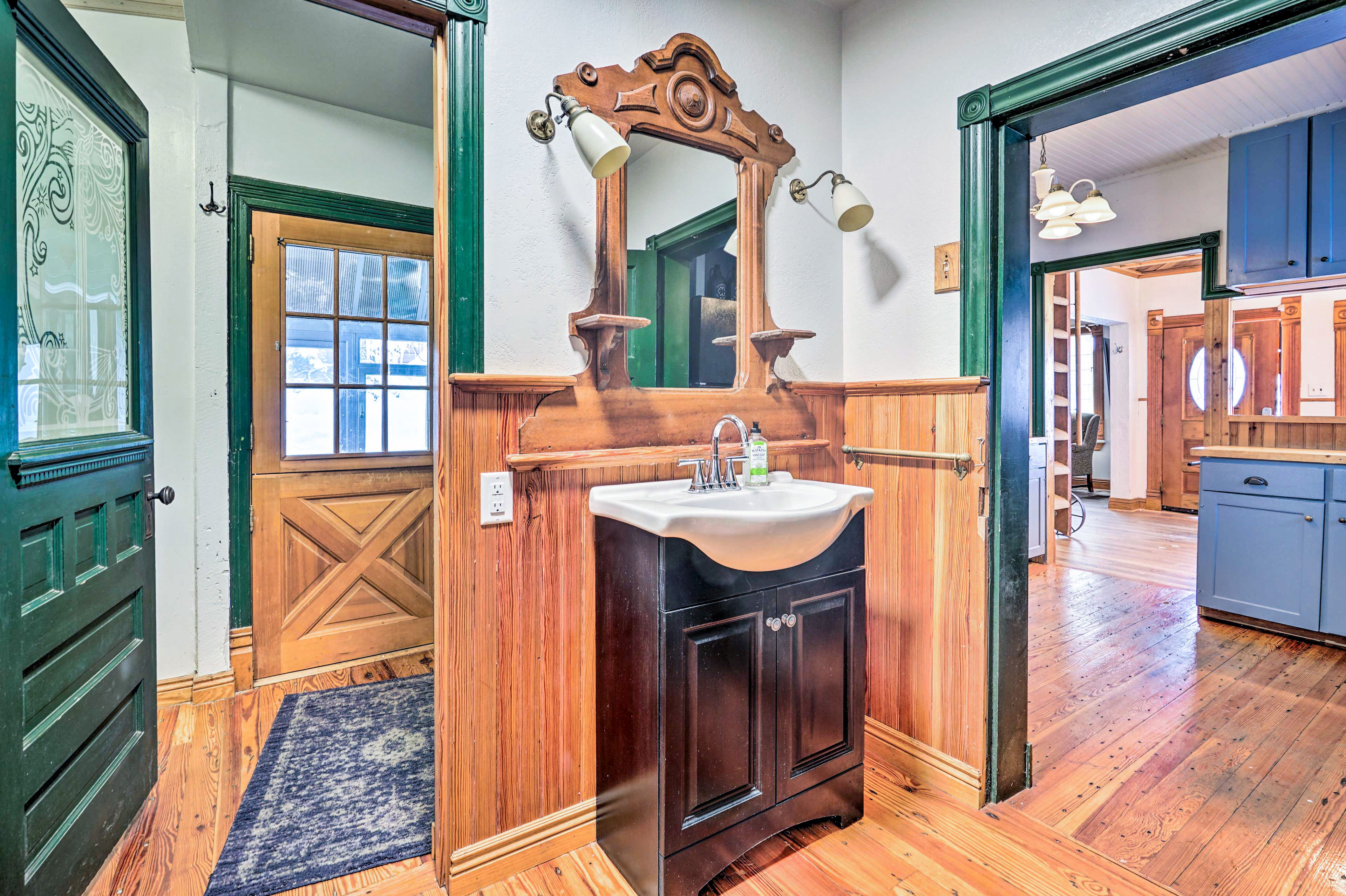 Full Bathroom | Clawfoot Tub | Complimentary Toiletries