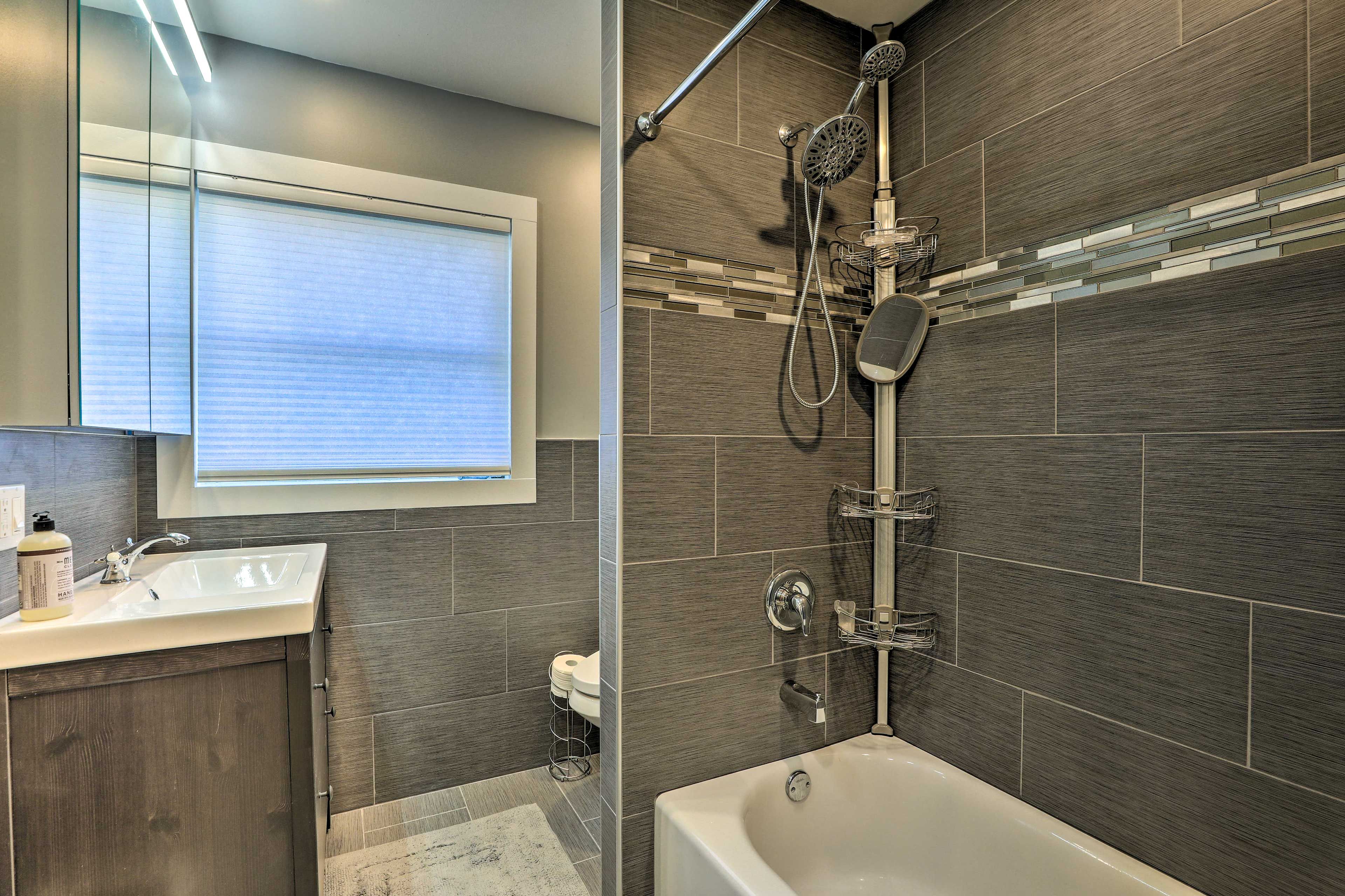 Full Bathroom | Towels Provided
