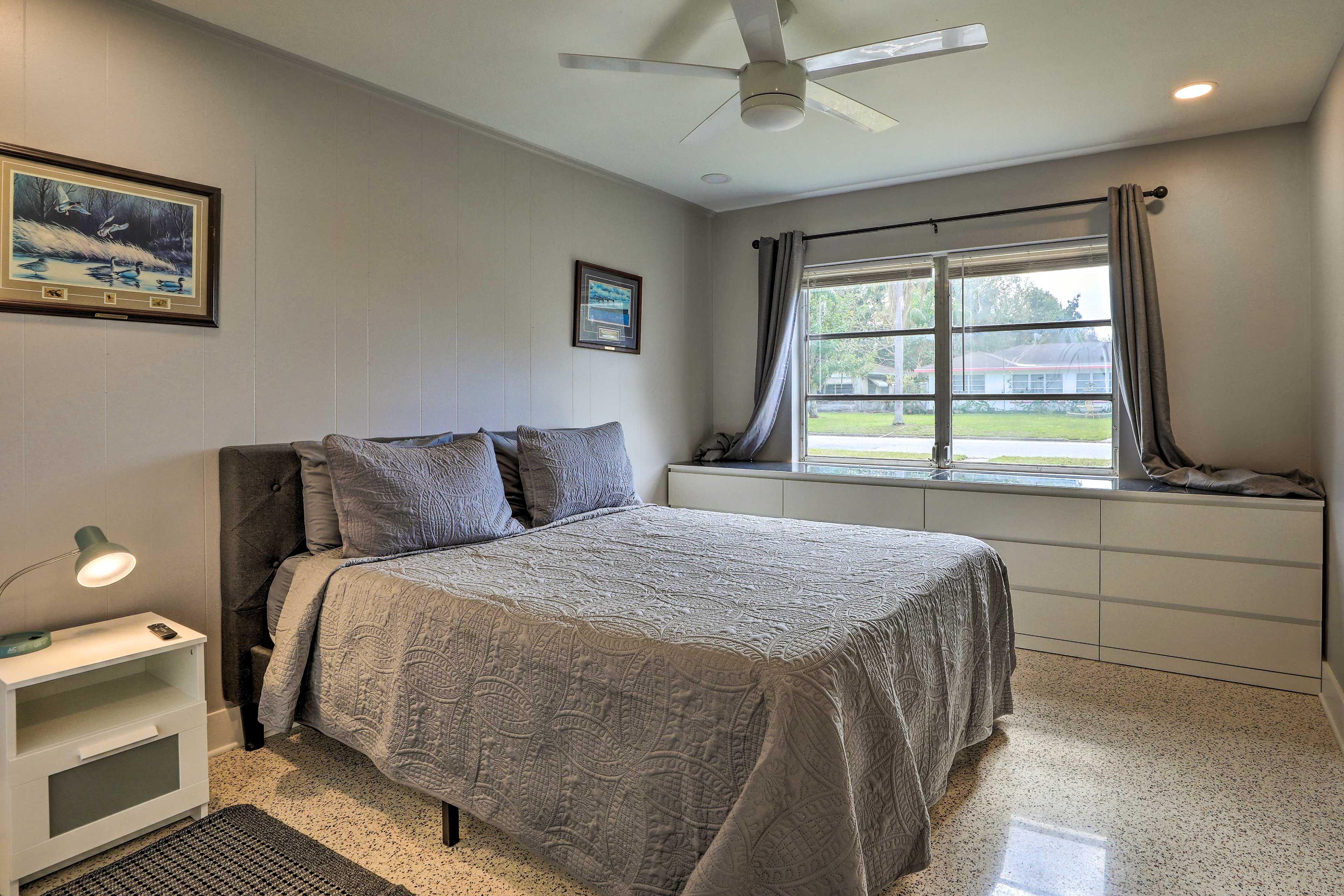 Bedroom 2 | Queen Bed | Smart TV