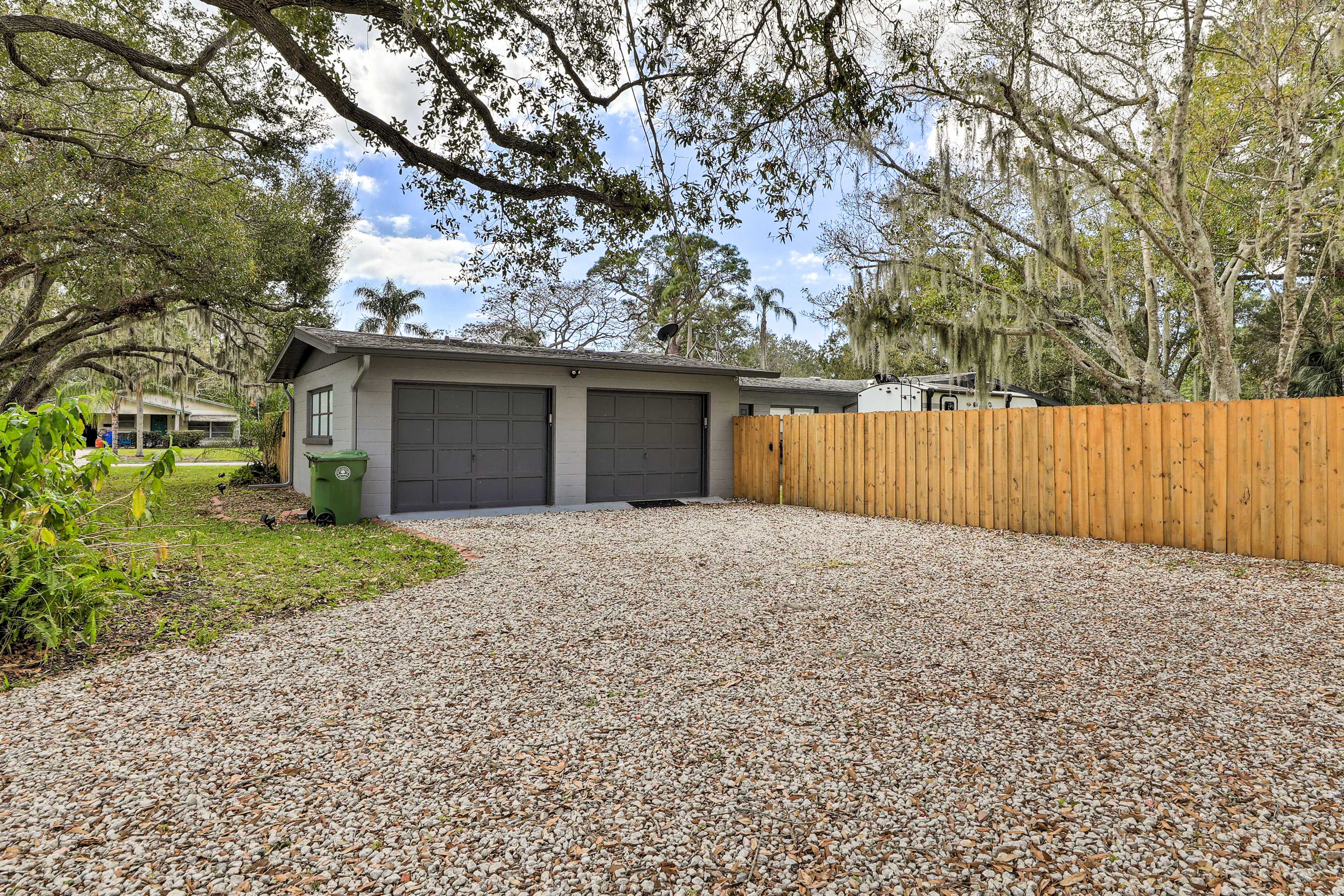 Parking | Driveway (4 Vehicles) | Free Street Parking | RV/Trailer/Boat Parking