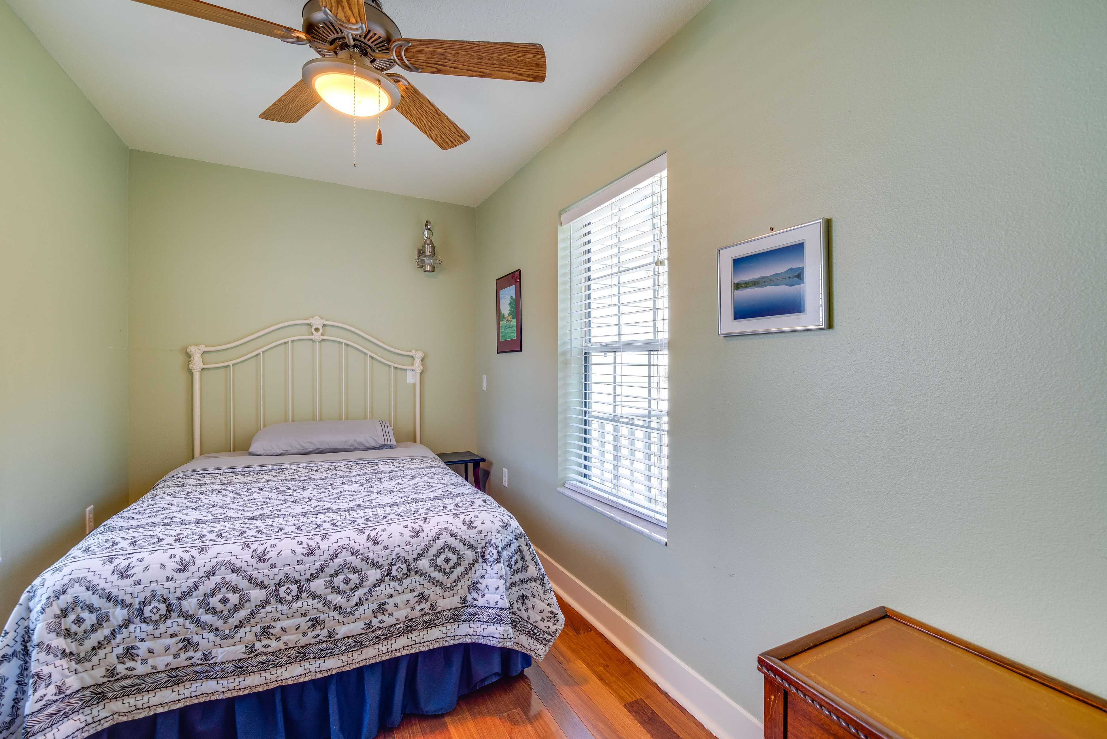 Bedroom | Queen Bed | Linens Provided