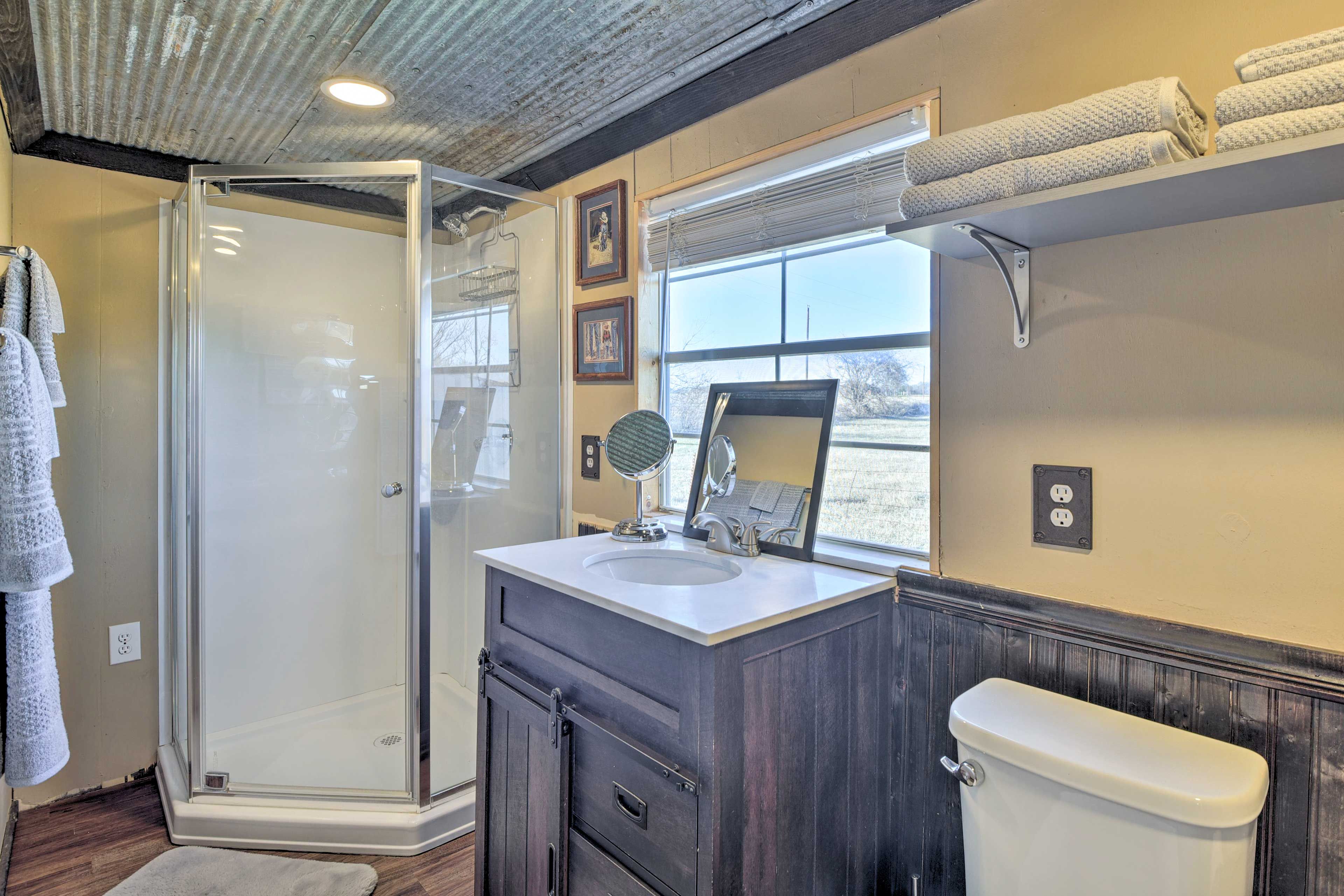 Full Bathroom | Complimentary Toiletries | Hair Dryer