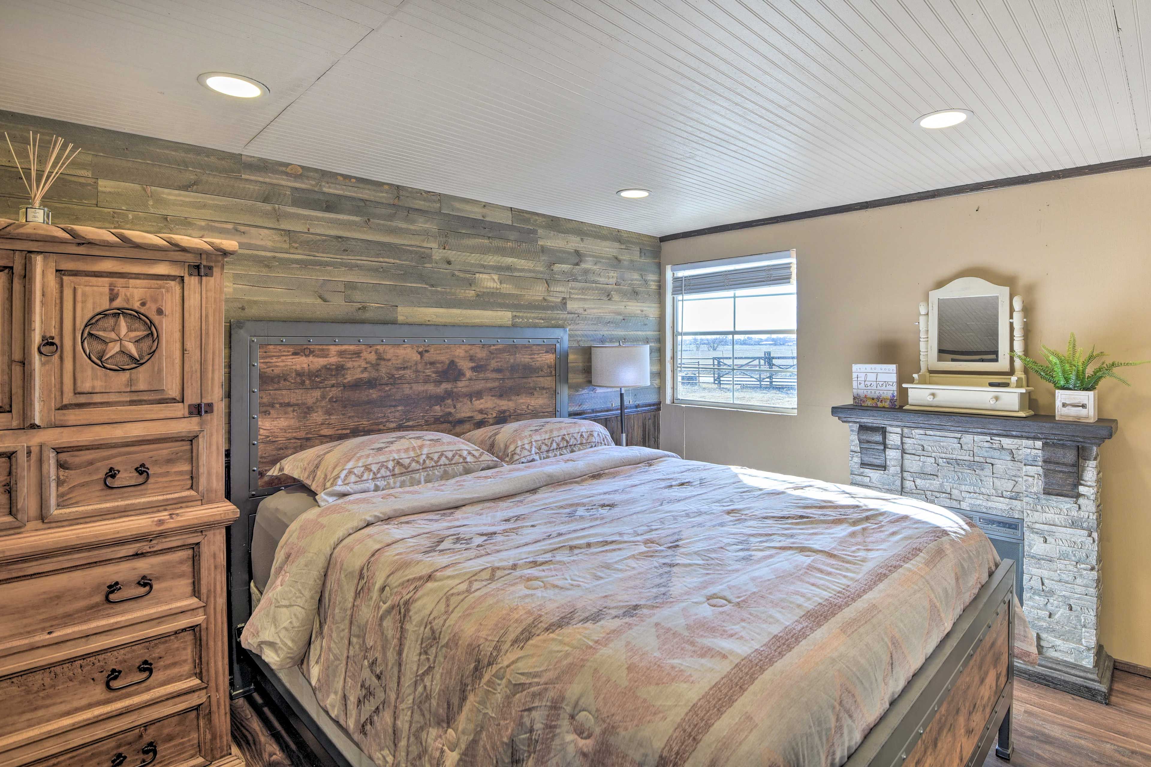 Bedroom | Queen Bed | Linens & Towels Provided