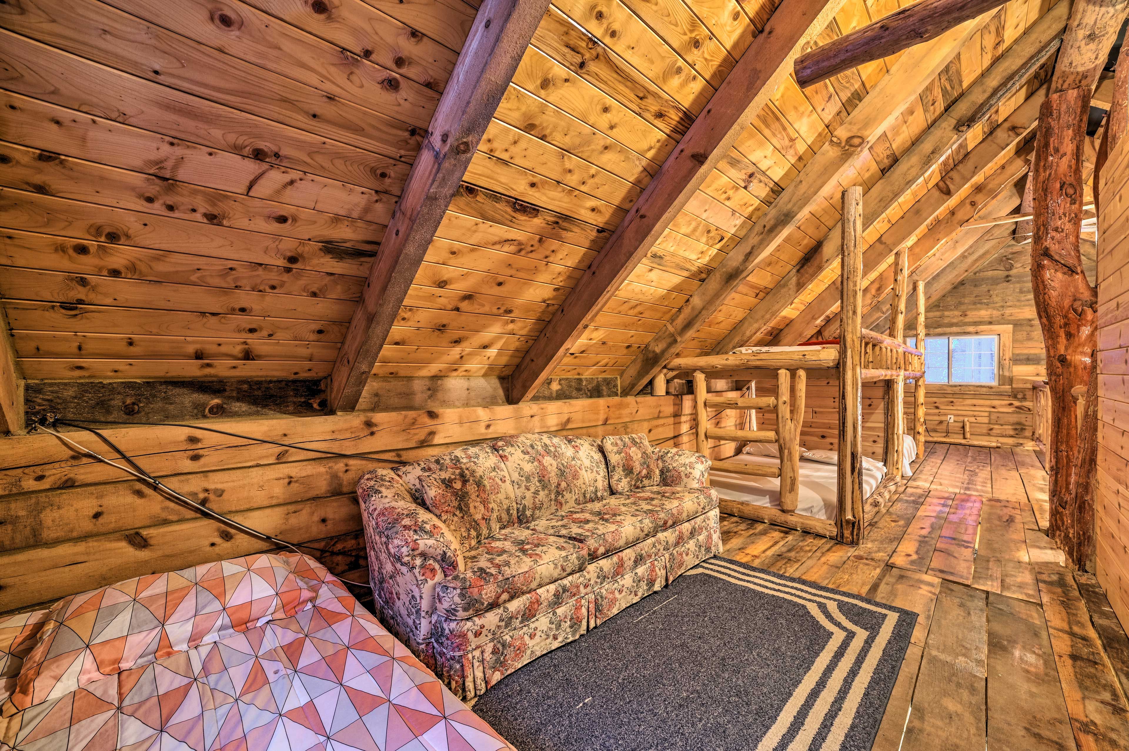 Loft | 2nd Floor | Full Bed | Full Sleeper Sofa | 2 Lofted Twin Beds