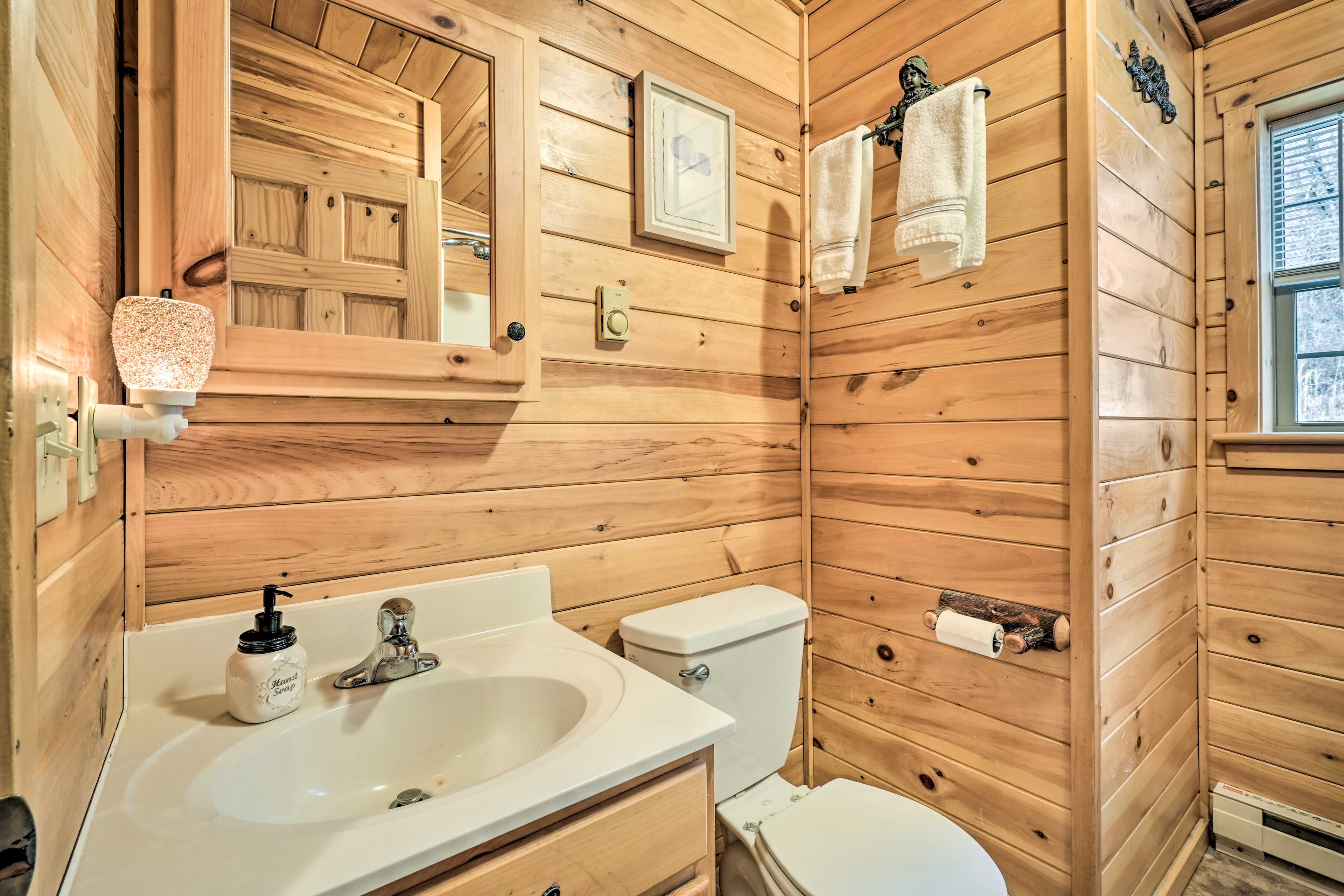 Full Bathroom | Main Level | Complimentary Toiletries