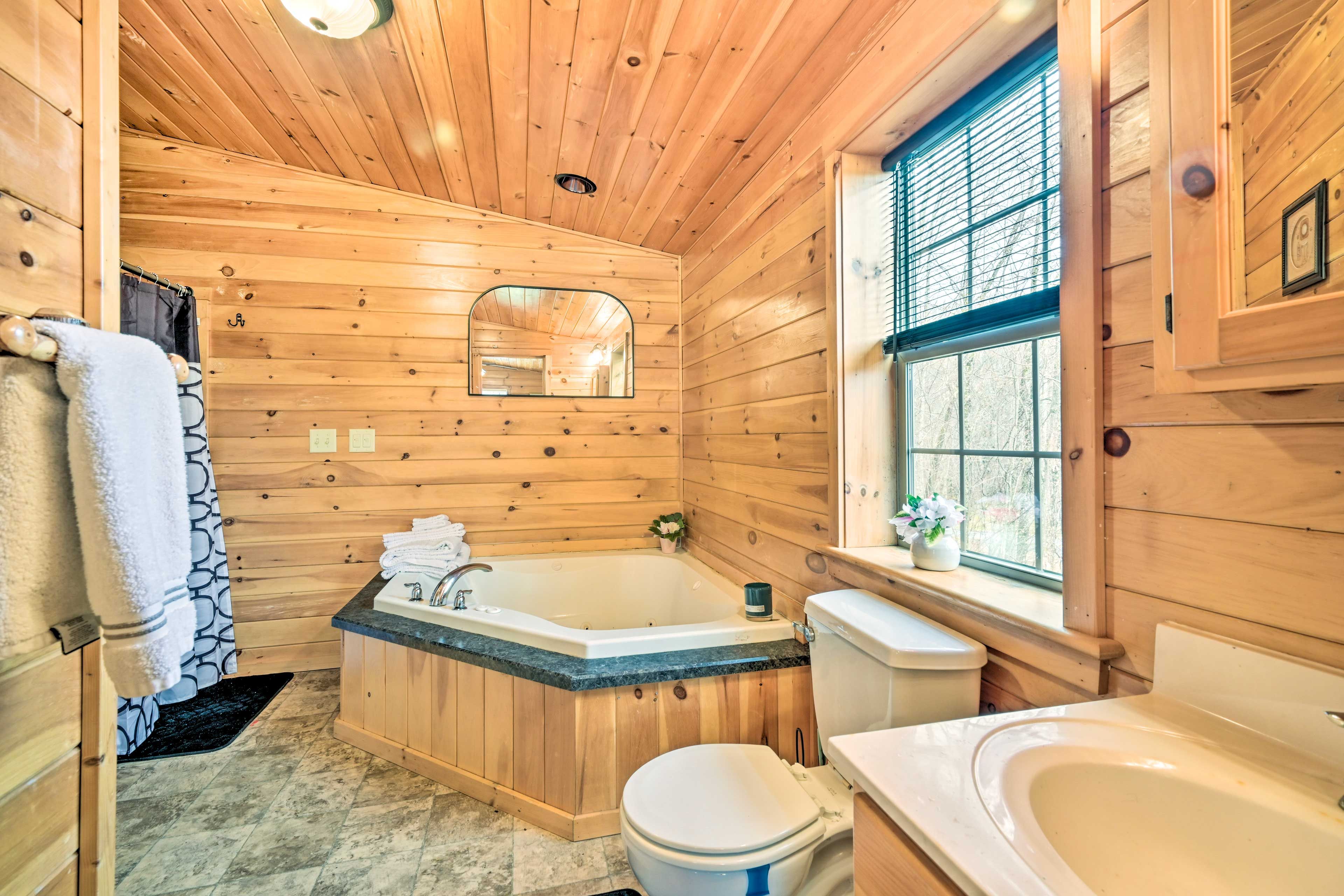 En-Suite Bathroom | Main Level | Towels Provided | Tub Unavailable