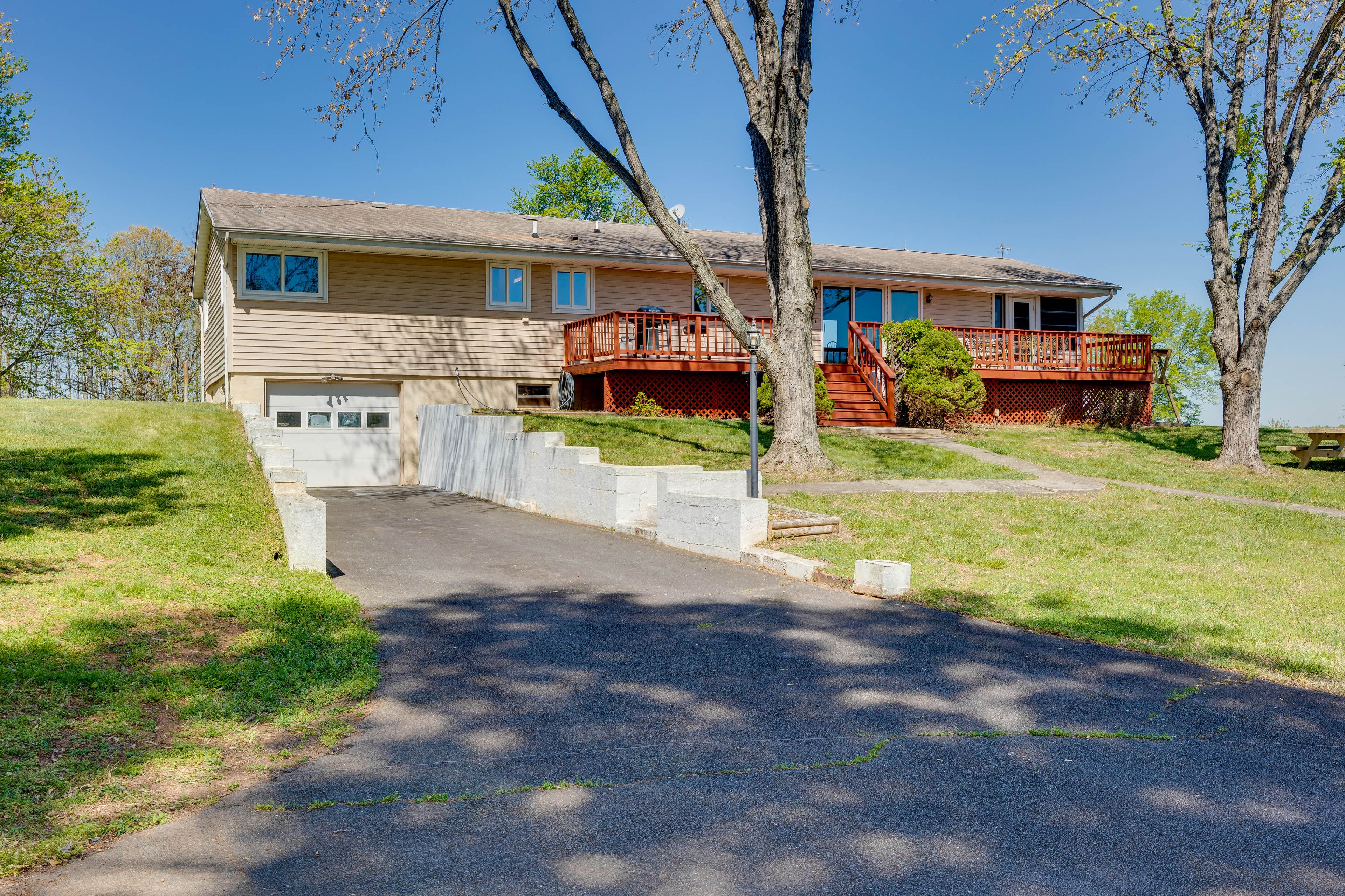 Property Exterior | Driveway (10 Vehicles) | RV Parking w/ Electrical Hookup