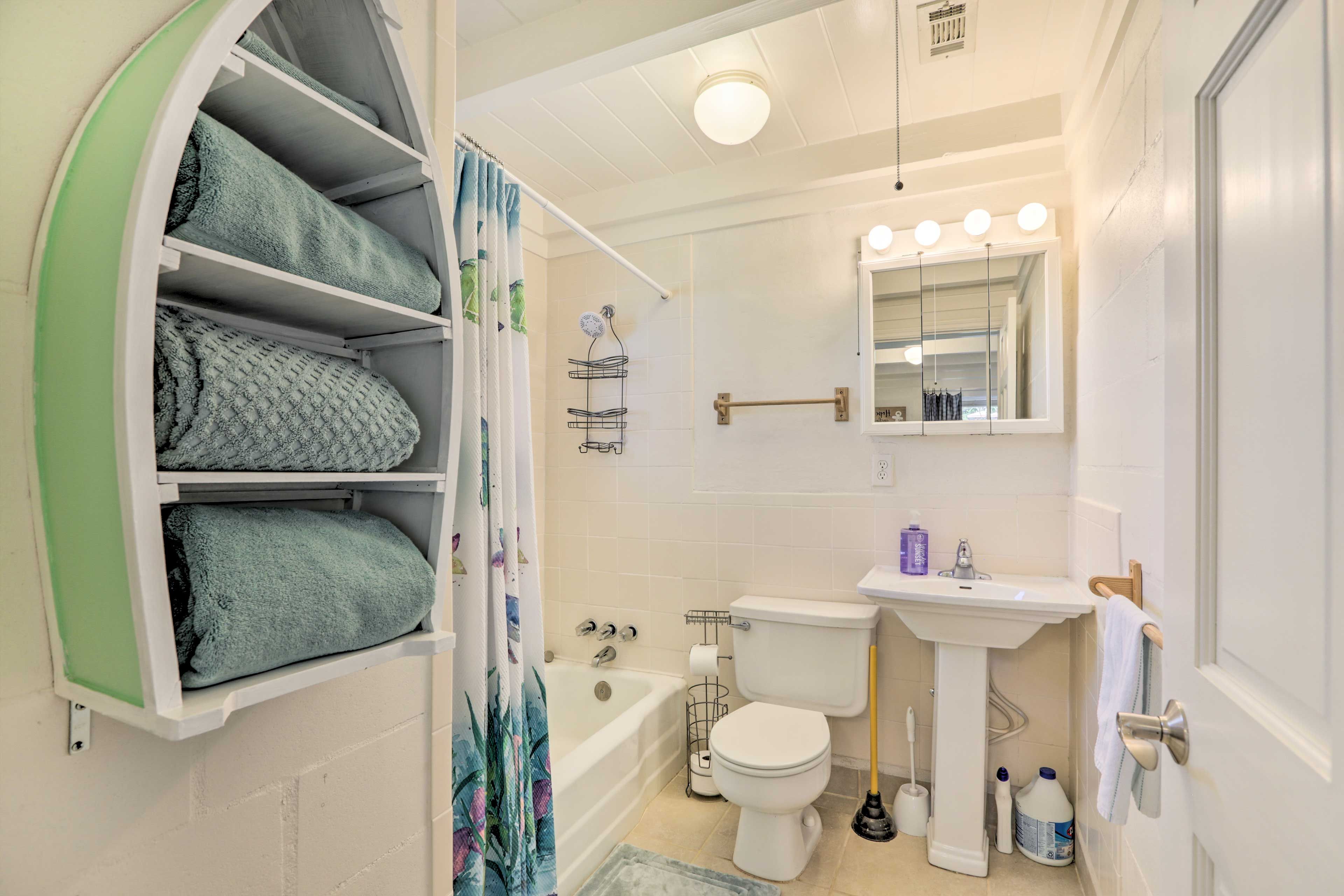 En-Suite Bathroom | Towels Provided | Complimentary Toiletries