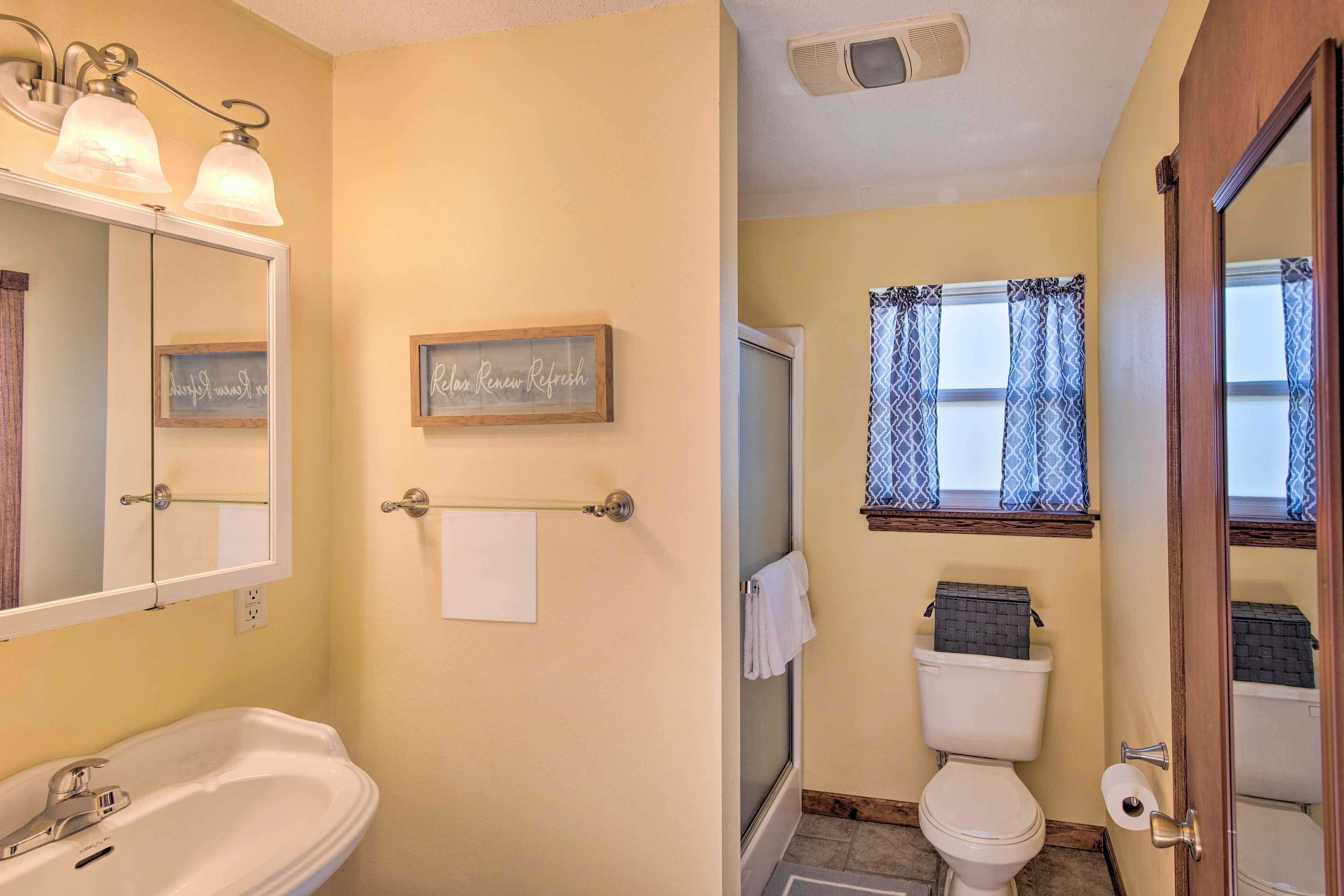 Full Bathroom | Complimentary Toiletries