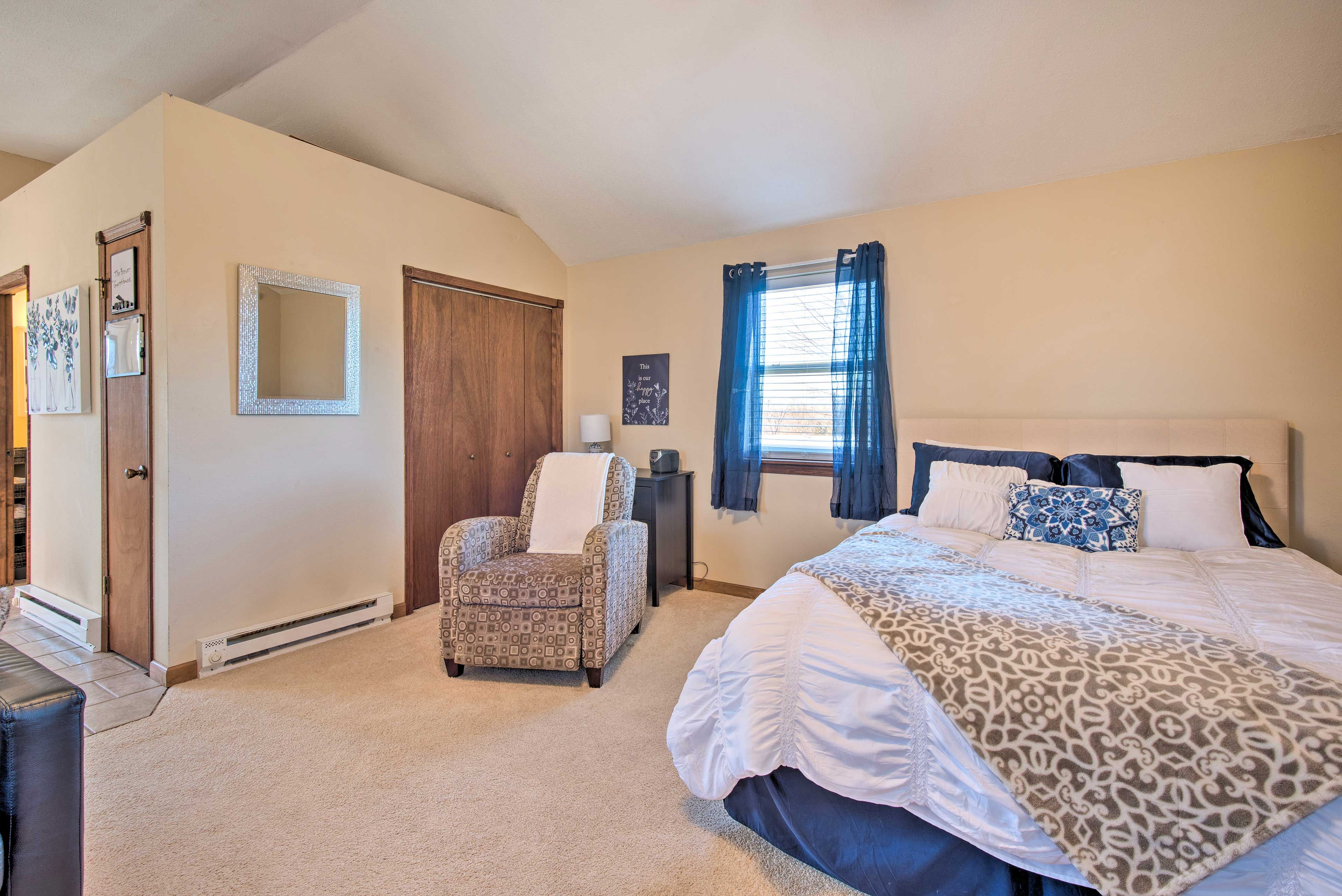 Bedroom Area | Queen Bed