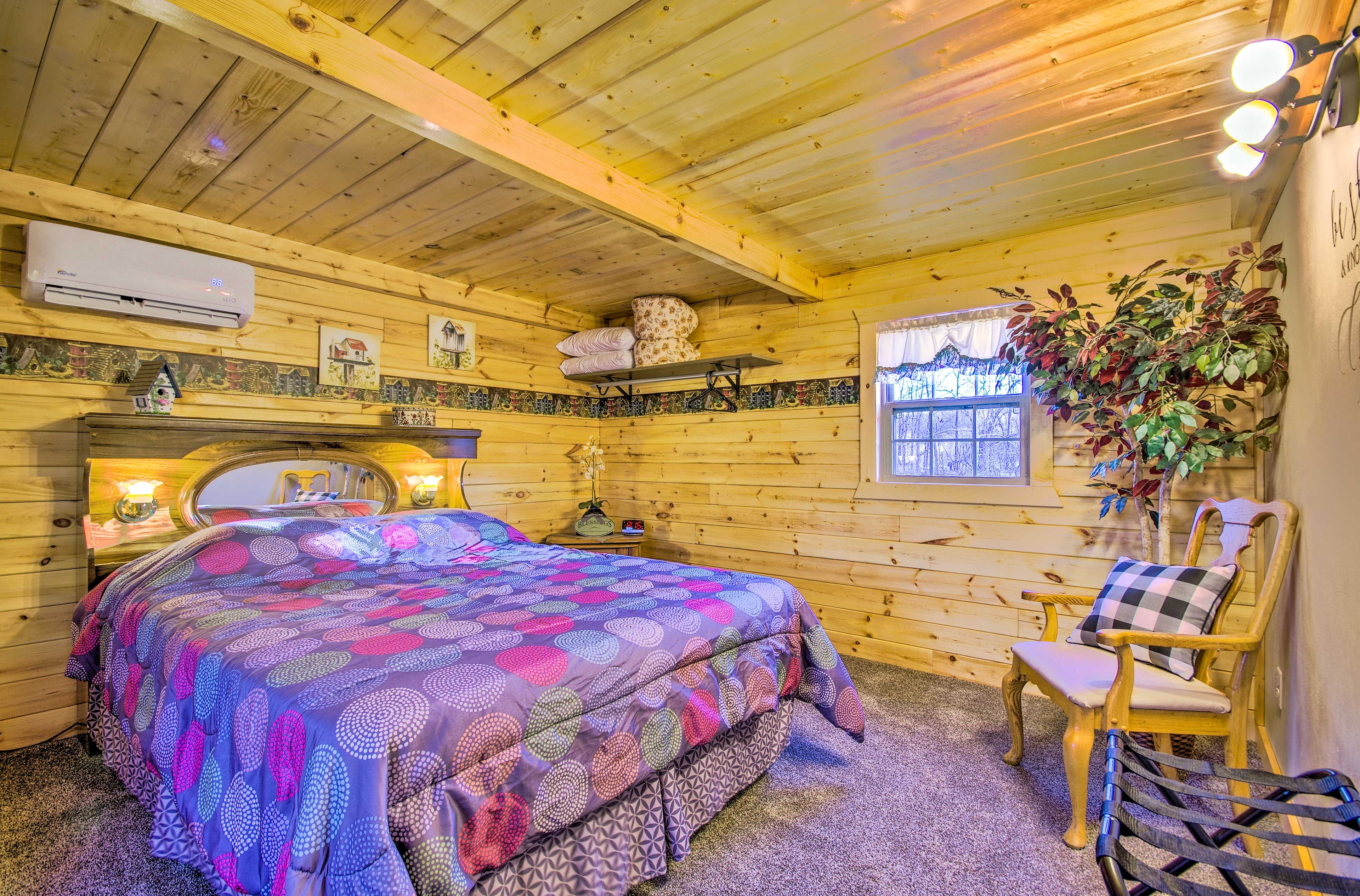 Bedroom | Queen Bed | Linens Provided