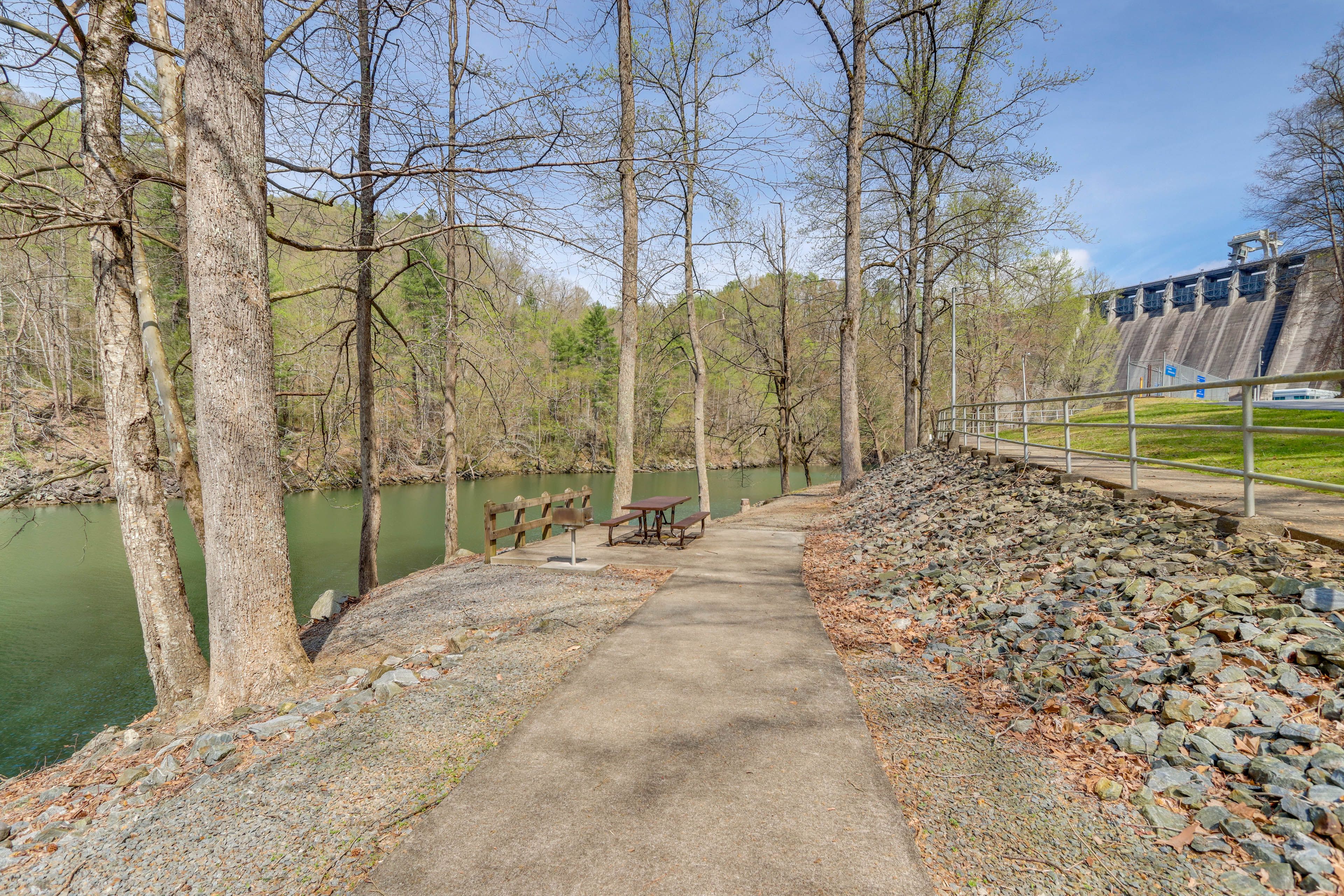 Community Amenities | Walking Trails | Picnic Areas | Lake Access