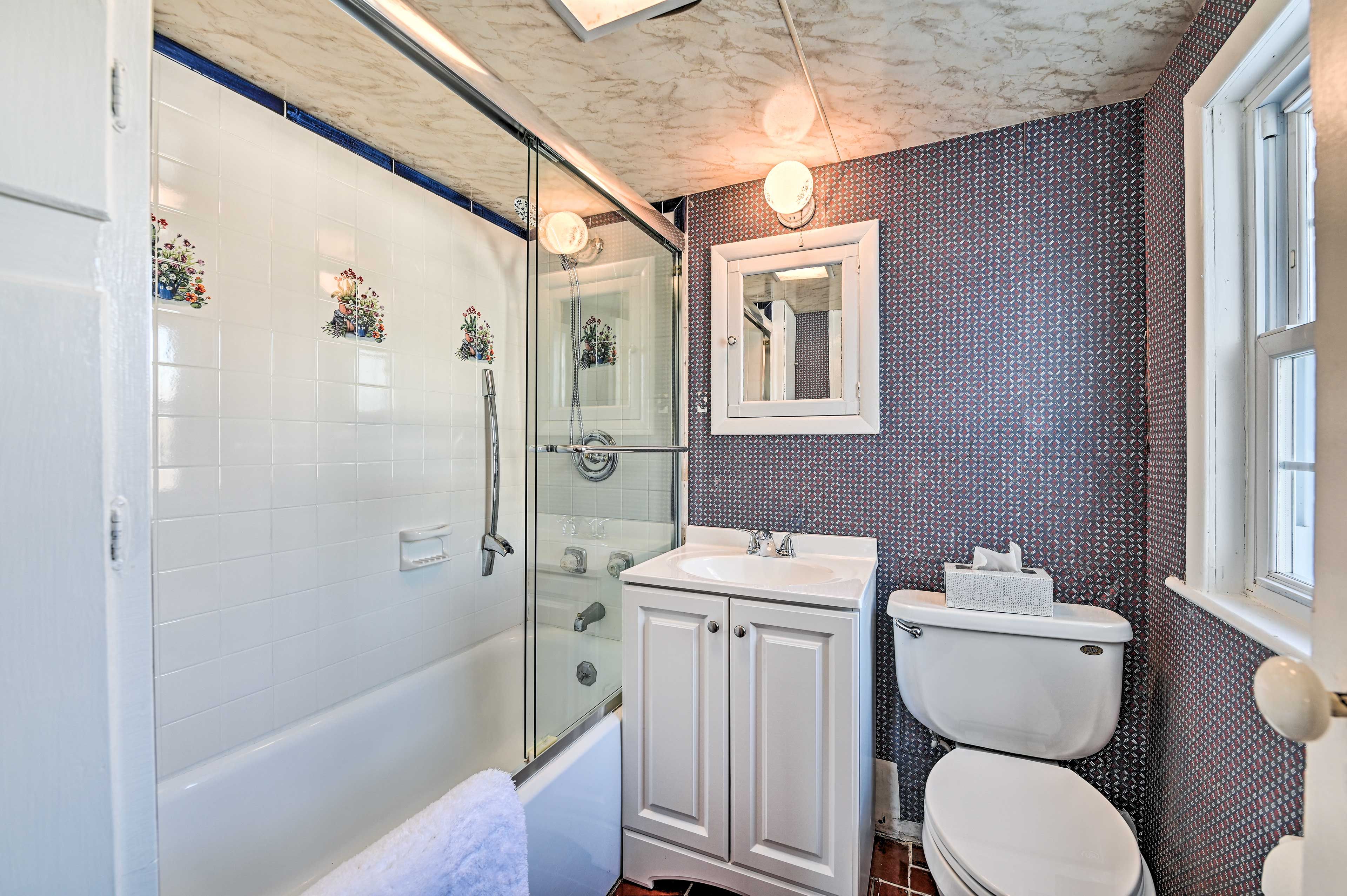 Full Bathroom | 2nd Floor