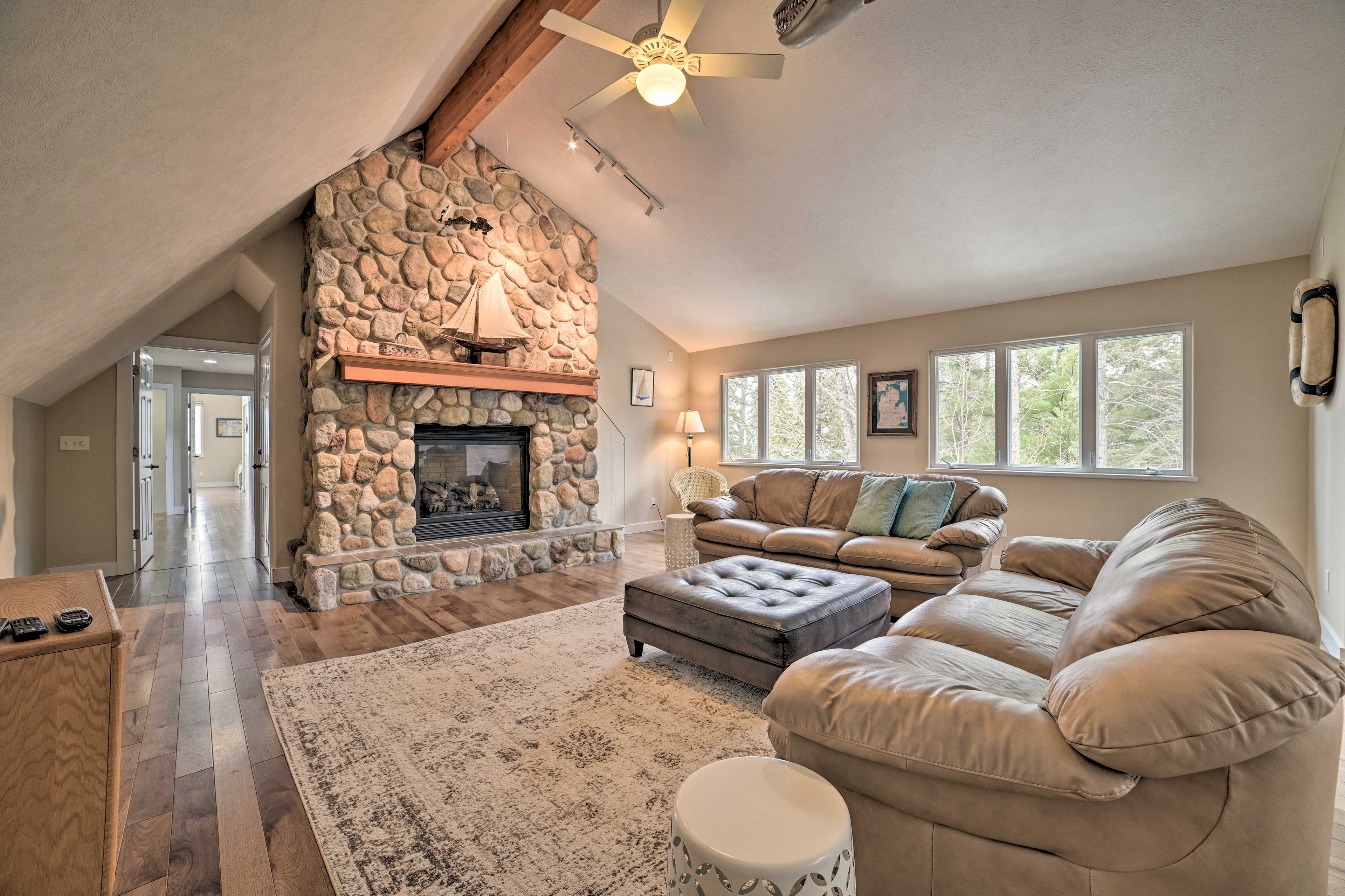 Living Room | TV | Fireplace