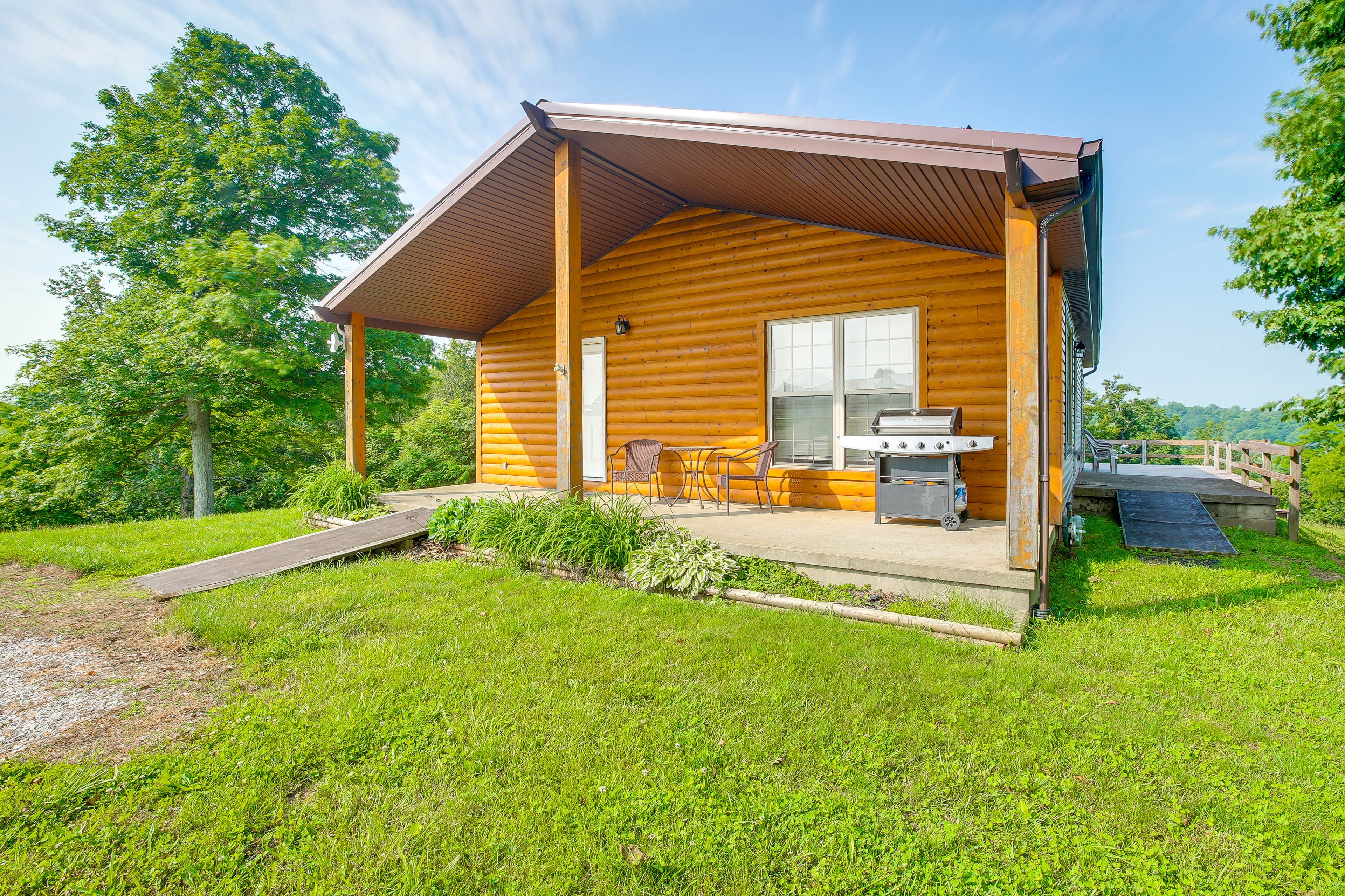 Racine Vacation Rental | 3BR | 2BA | 1,170 Sq Ft | 1 Step Required