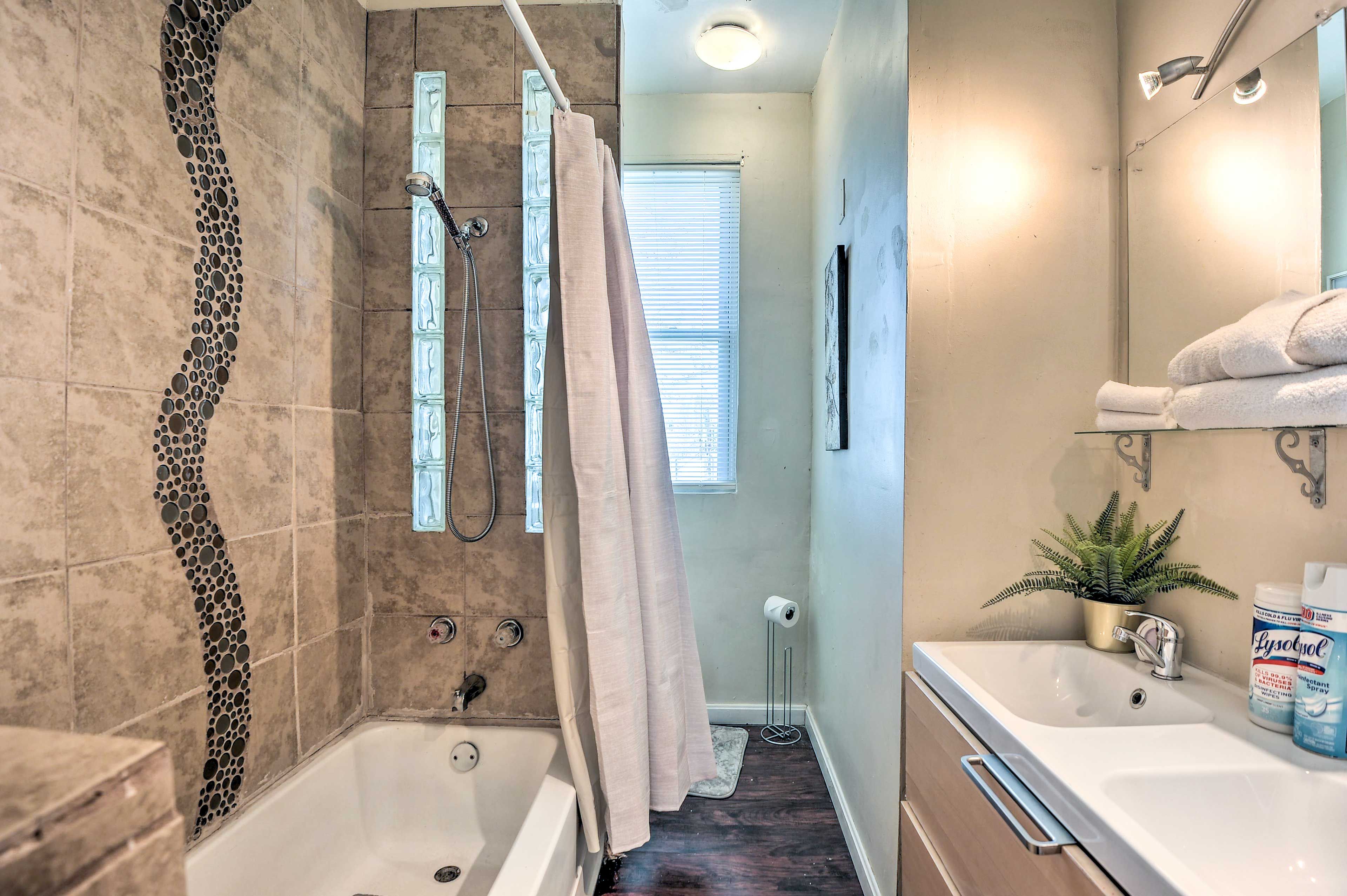 Full Bathroom | 2nd Floor | Complimentary Toiletries | Hair Dryer