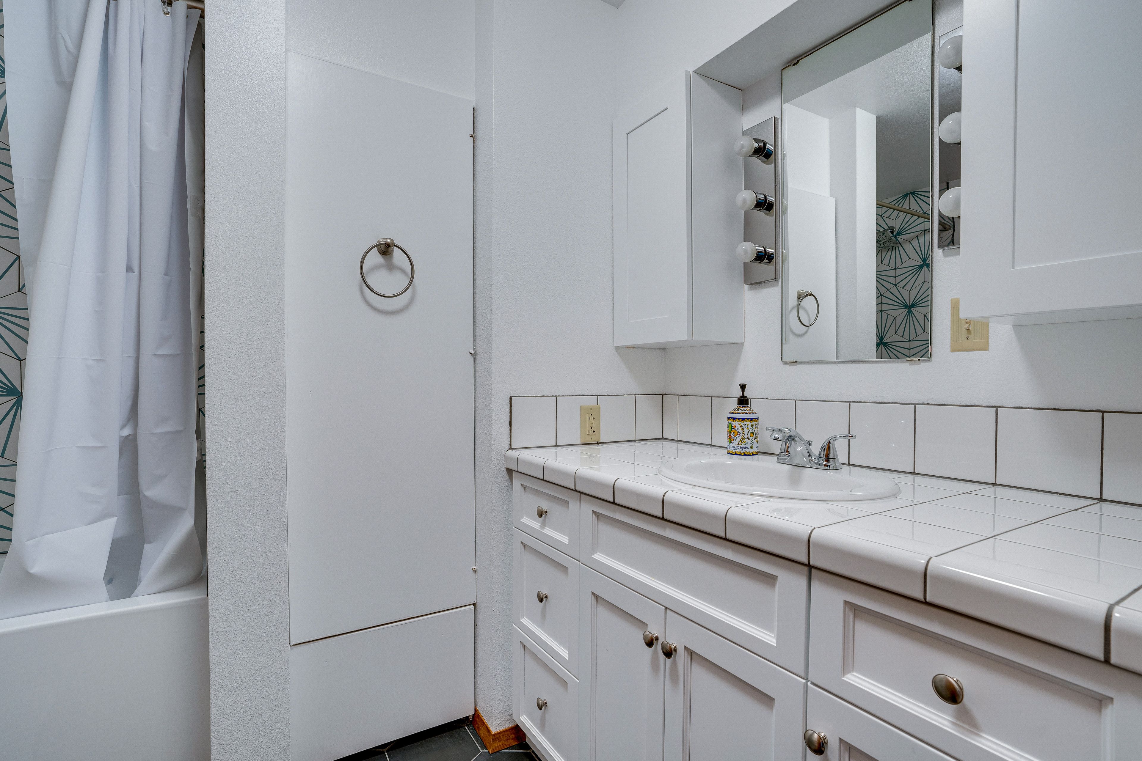 Full Bathroom | Towels Provided | Hair Dryer