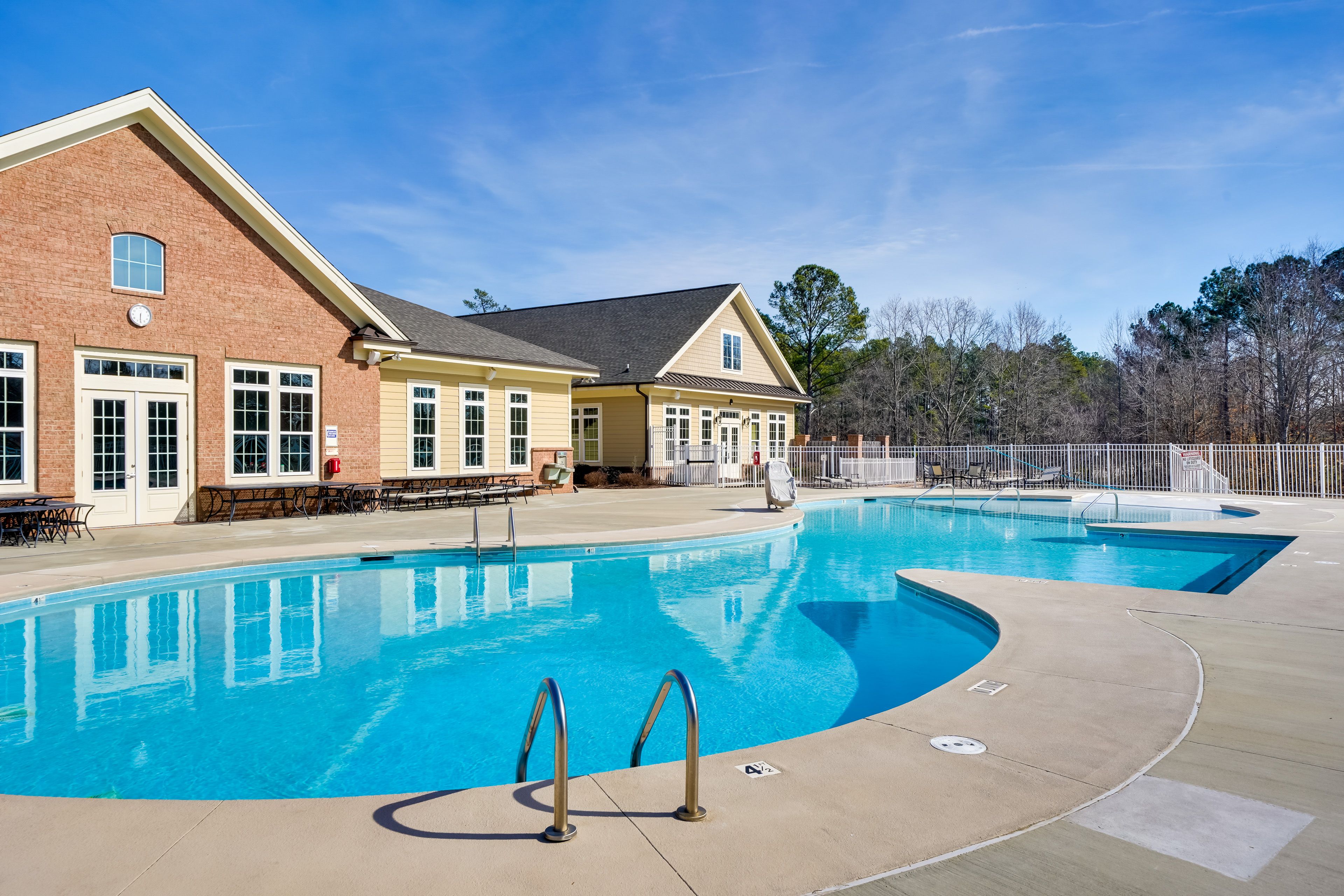 Community Amenities | Outdoor Pool