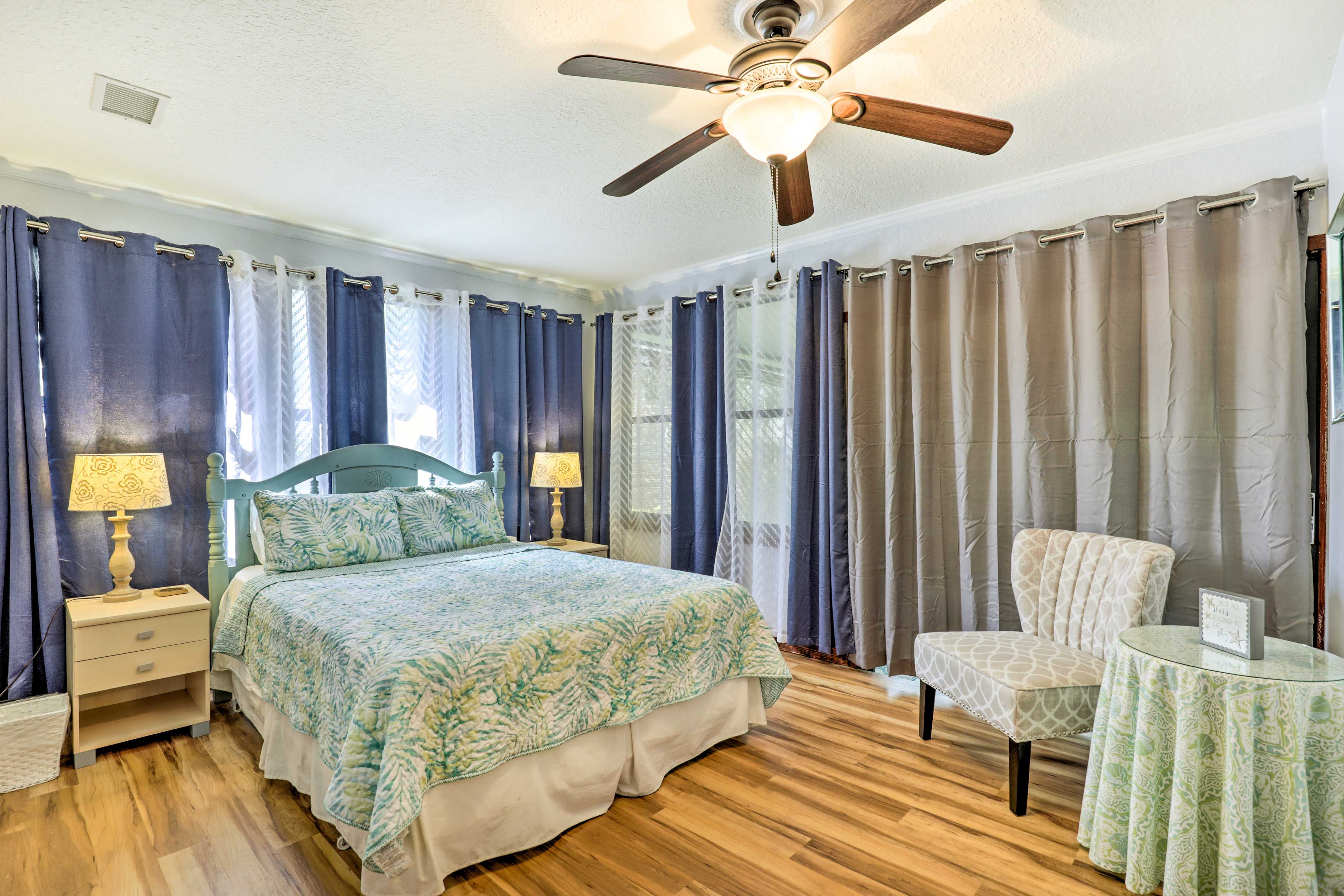 Bedroom 2 | Queen Bed | Hangers