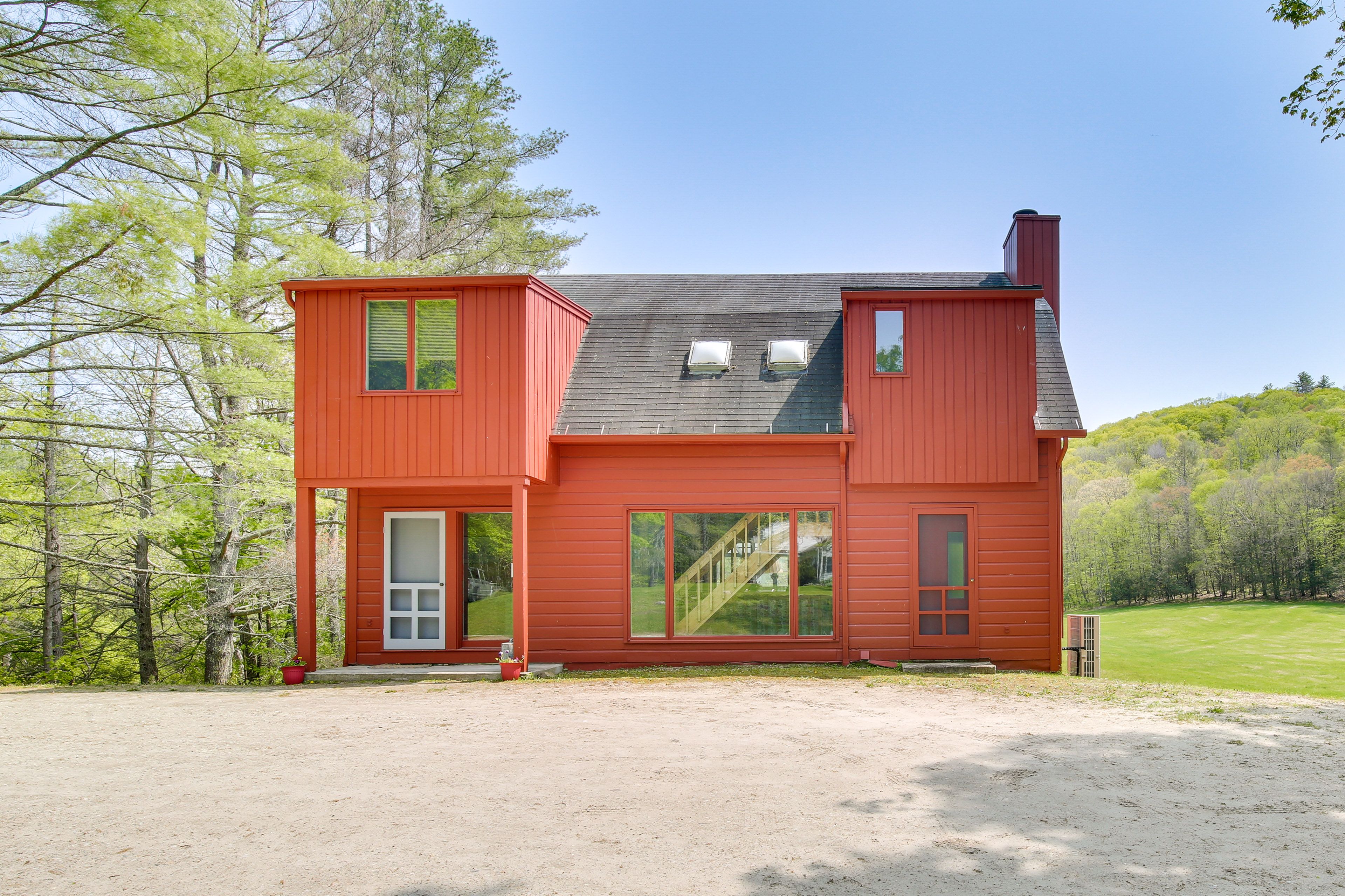 Salisbury Vacation Rental | 6BR | 3.5BA | 2,525 Sq Ft | 2 Steps to Enter