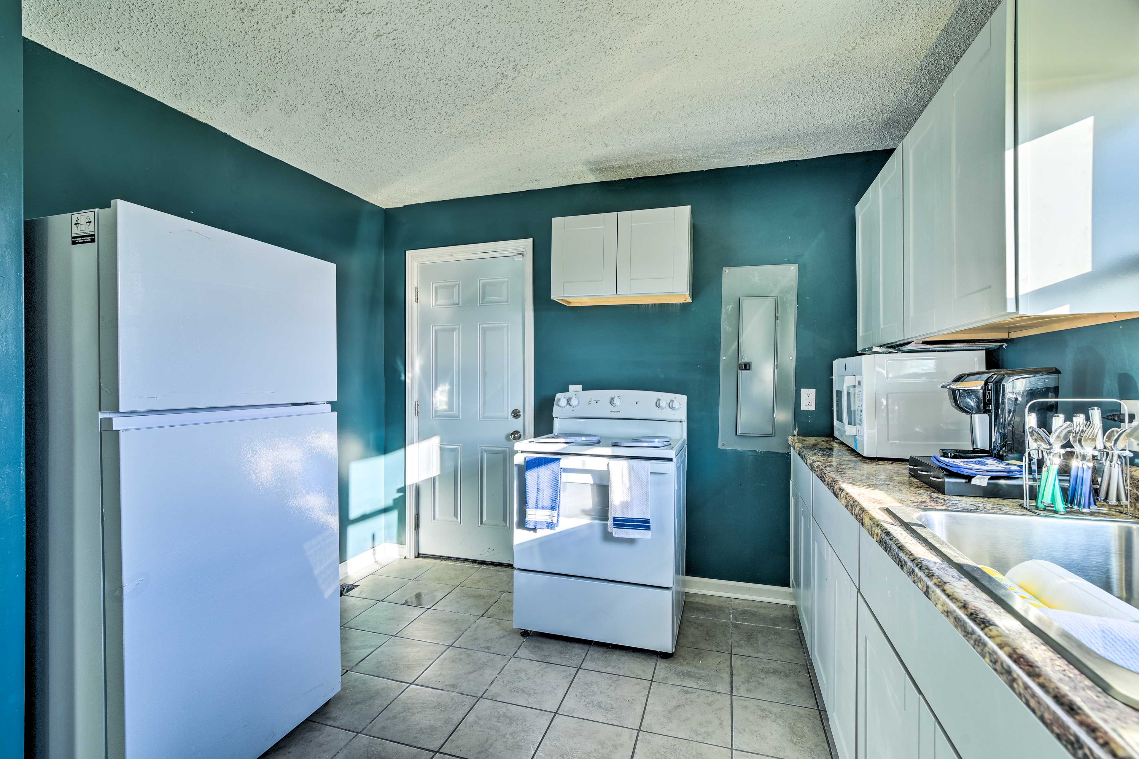 Kitchen | Cooking Basics | Coffee Maker | Paper Towels/Trash Bags Provided