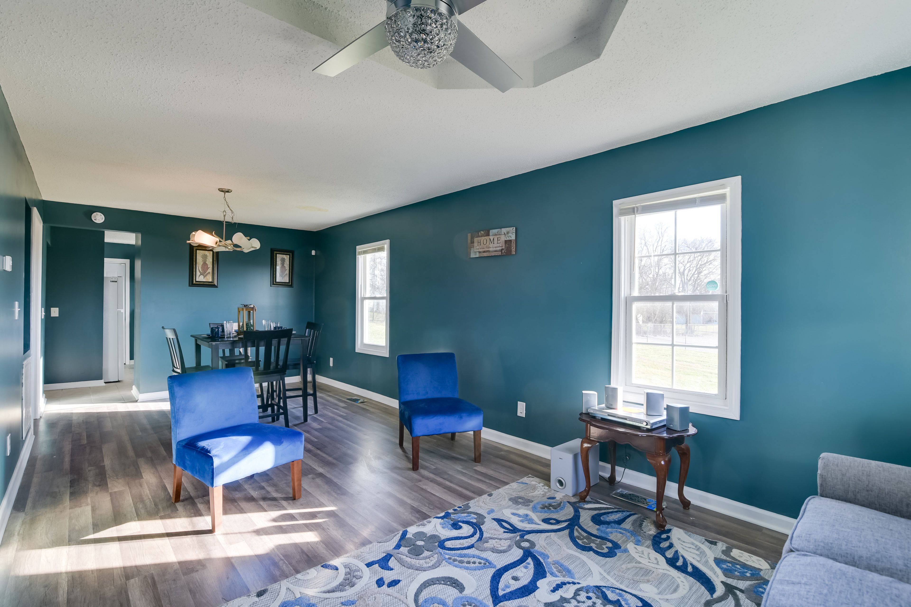 Living Room | Free WiFi | Central A/C | Smart TV