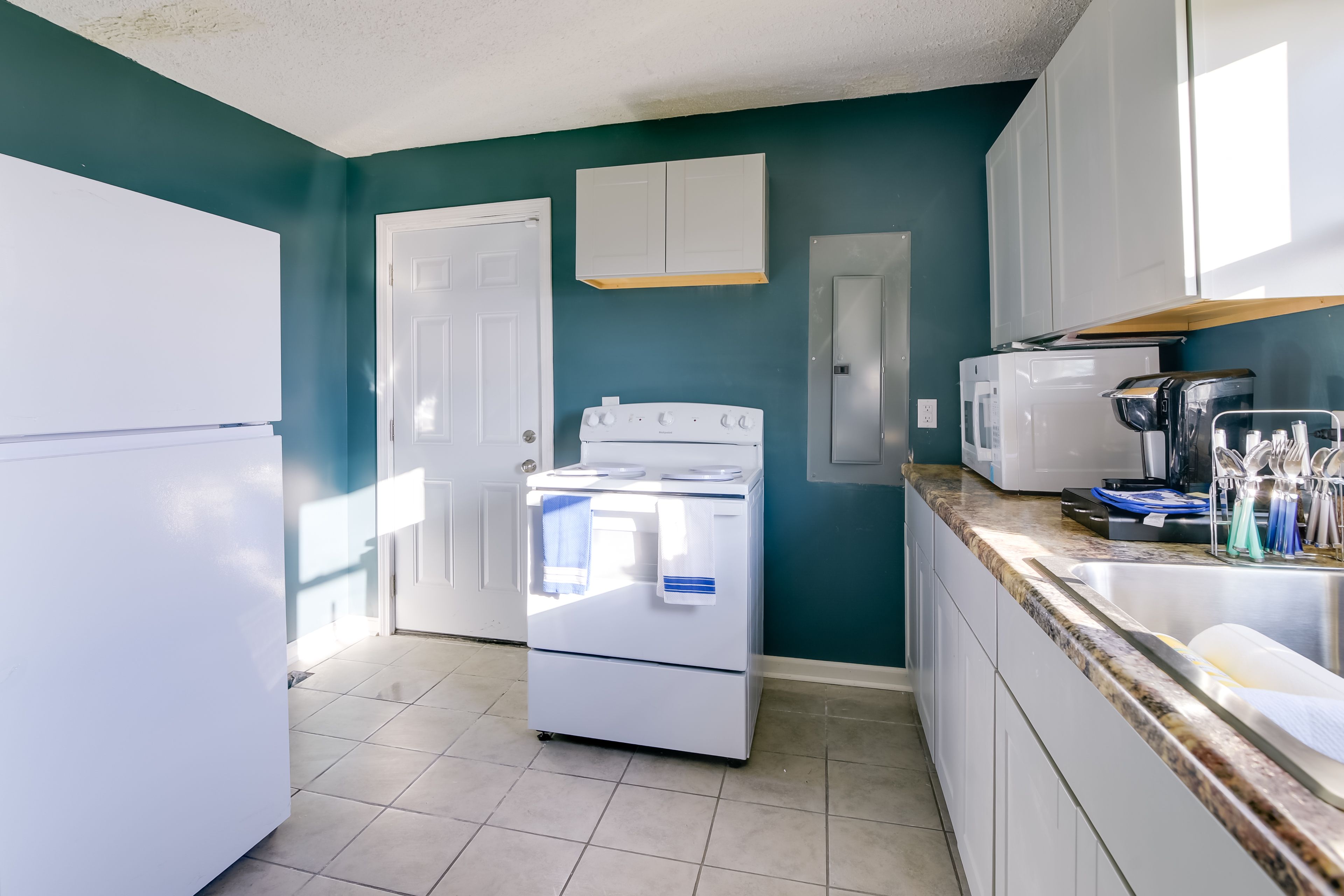 Kitchen | Cooking Basics | Coffee Maker | Paper Towels/Trash Bags Provided
