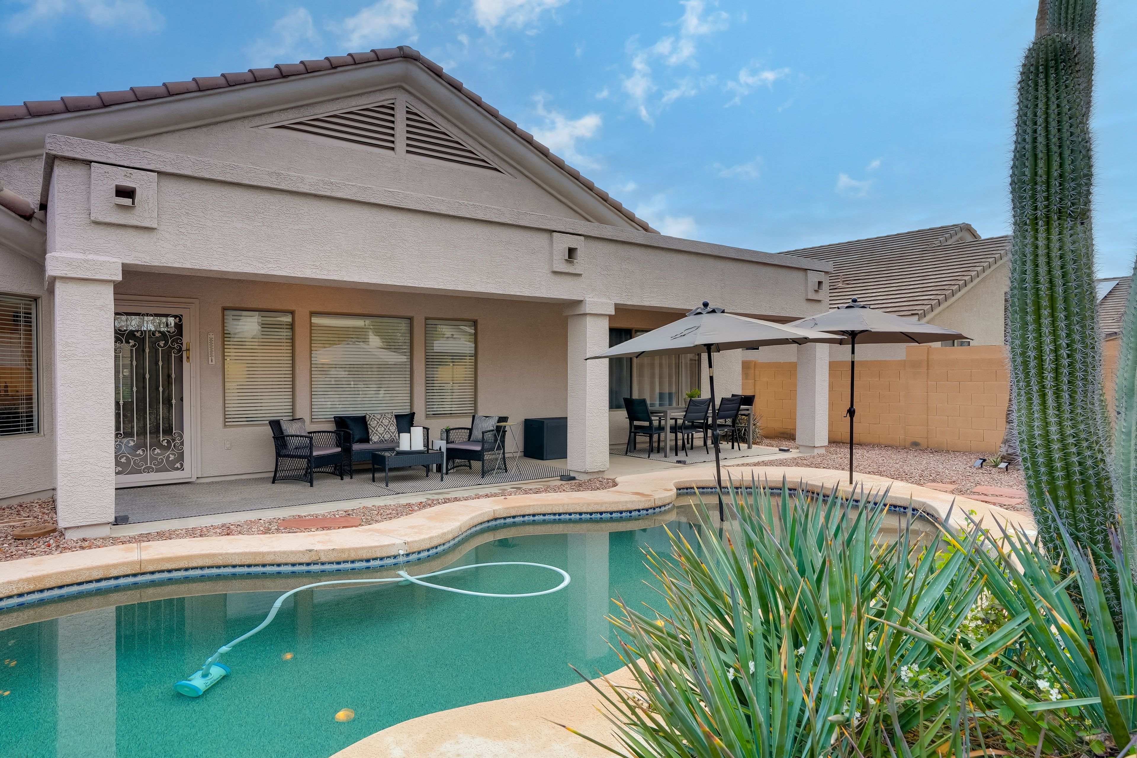 Private Pool | Umbrellas