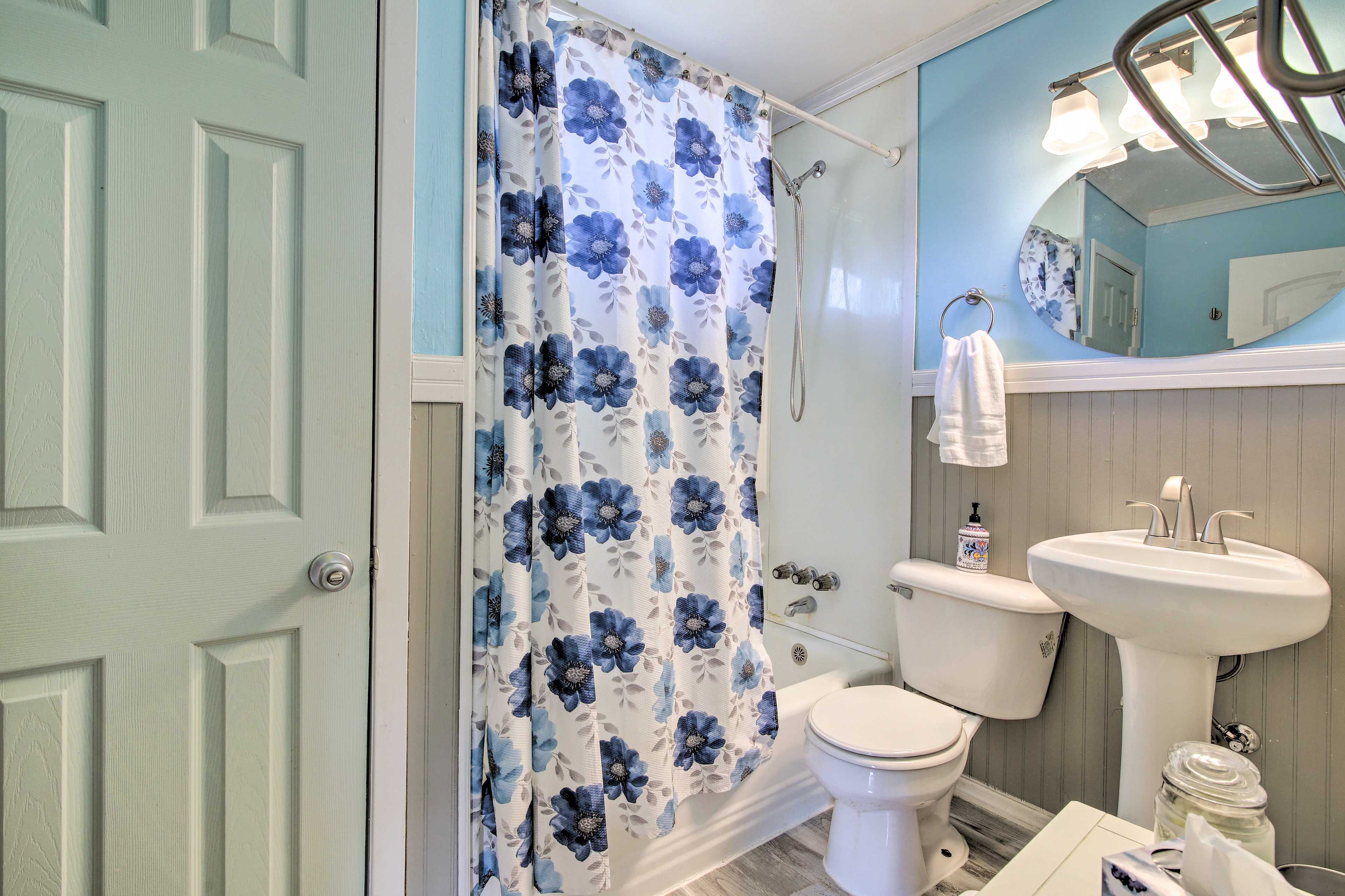 Bathroom | Towels Provided | Complimentary Toiletries | Hair Dryer