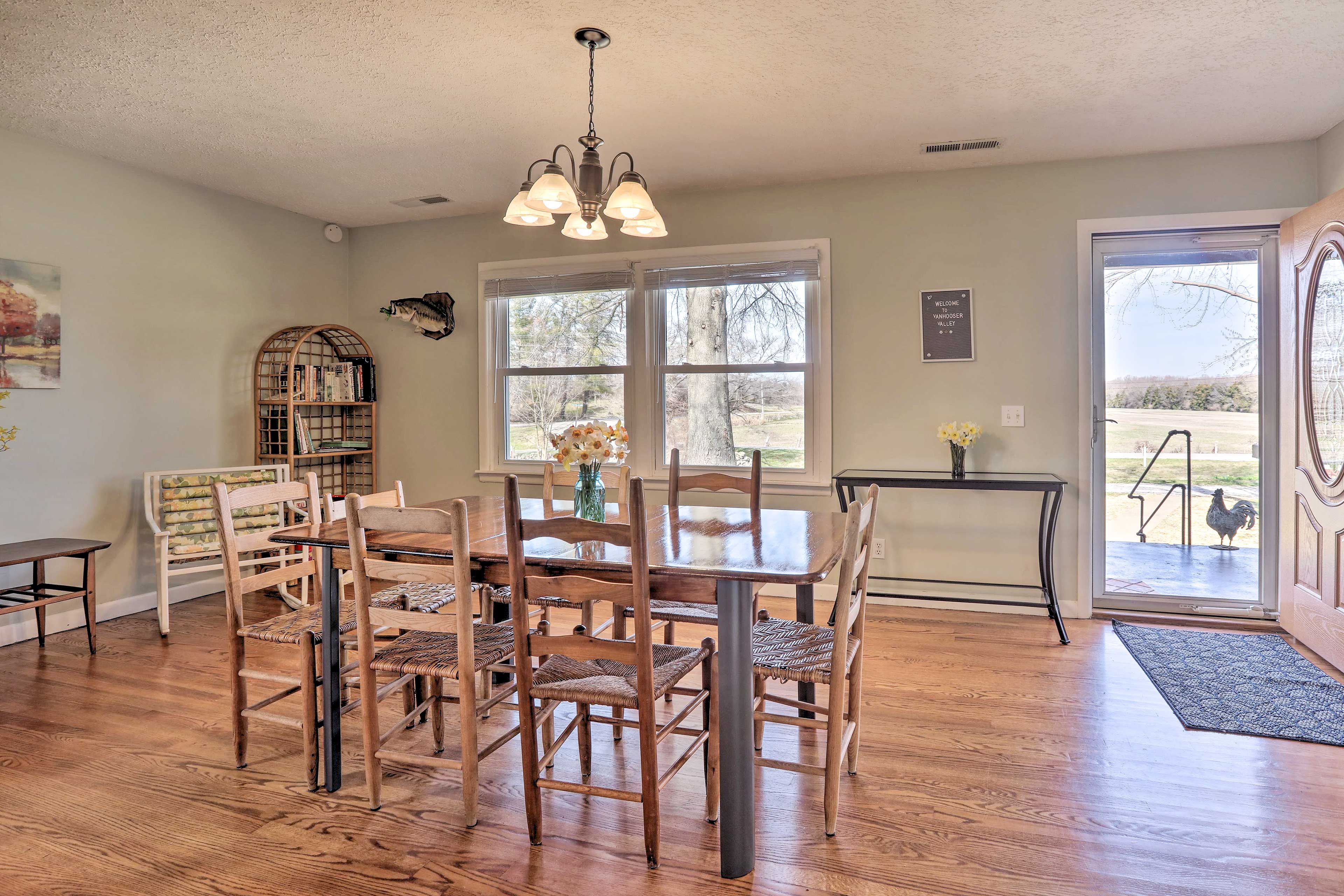 Dining Area | Dishware & Flatware Provided