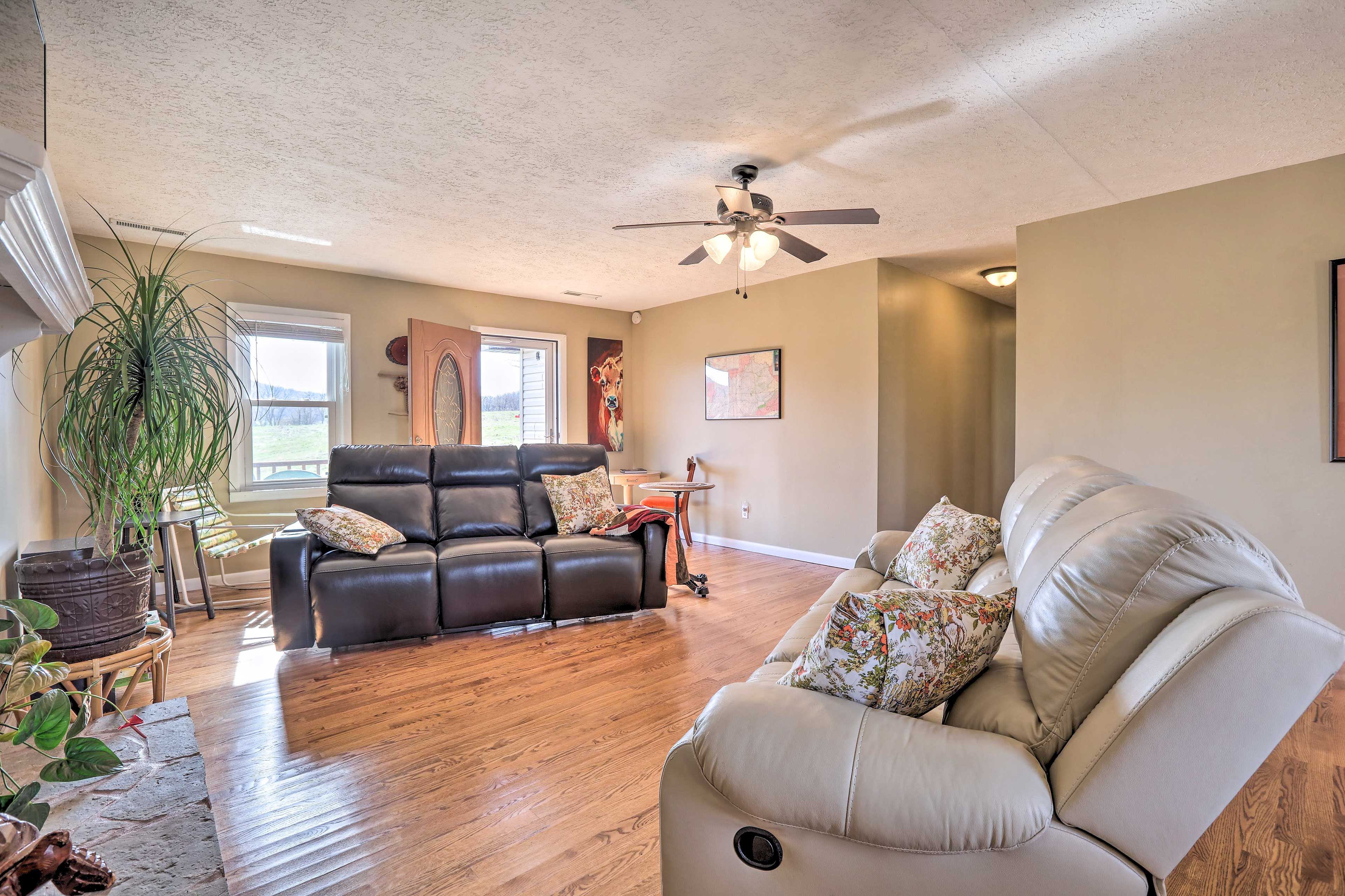 Living Room | Free WiFi | Smart TV | Central A/C | Twin Daybed w/ Twin Trundle