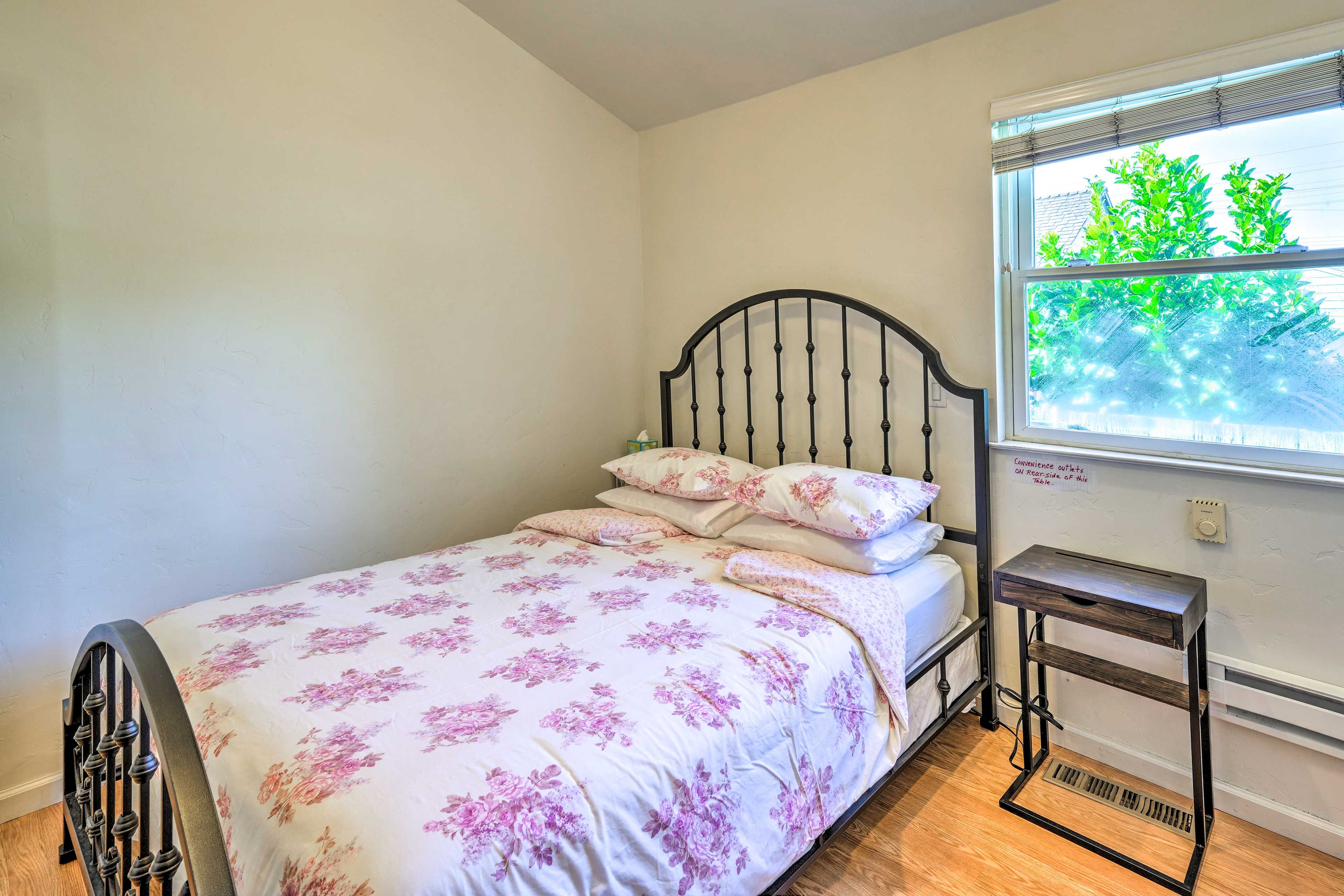 Bedroom 1 | Queen Bed
