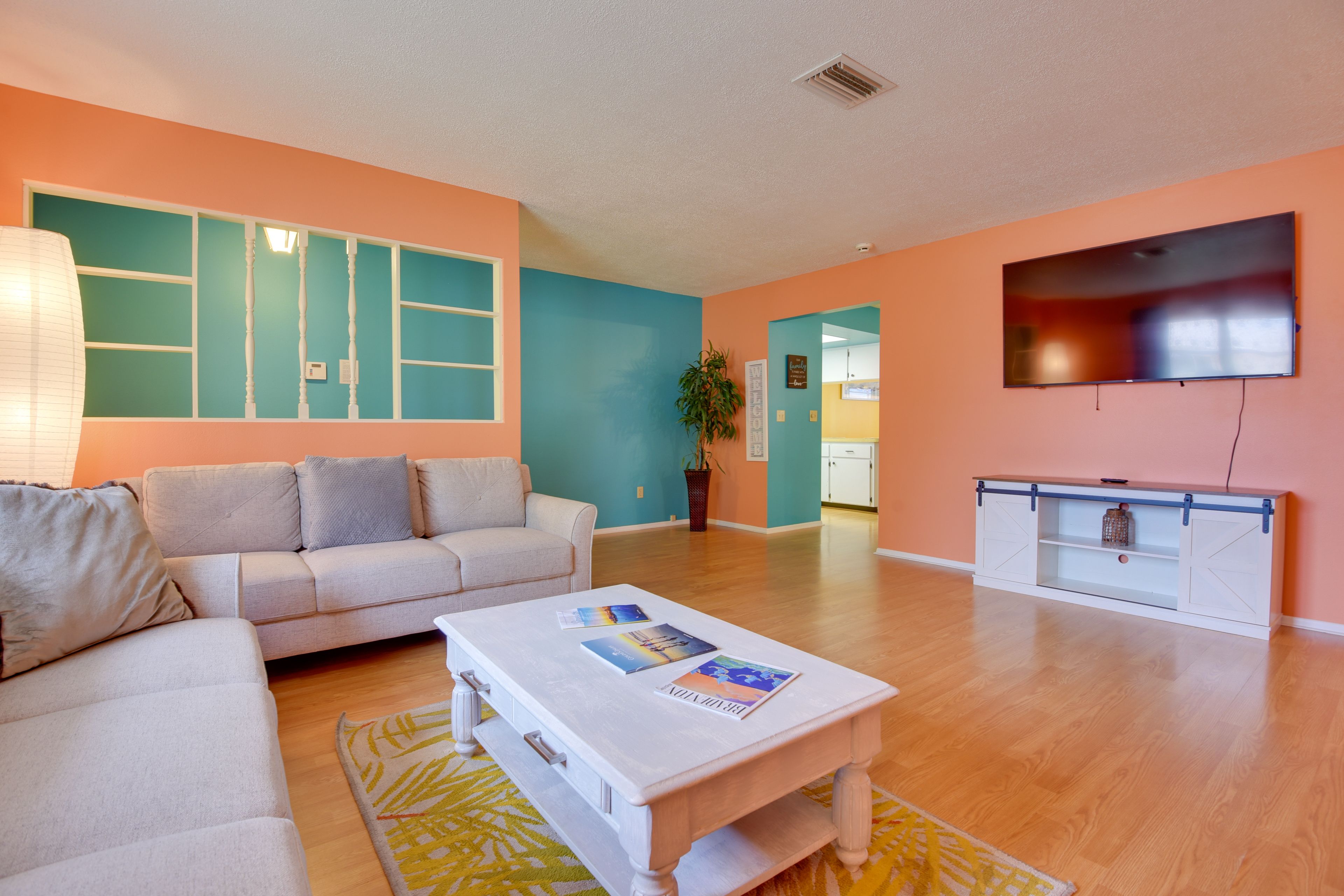 Living Room | Free WiFi | Smart TV | Central A/C