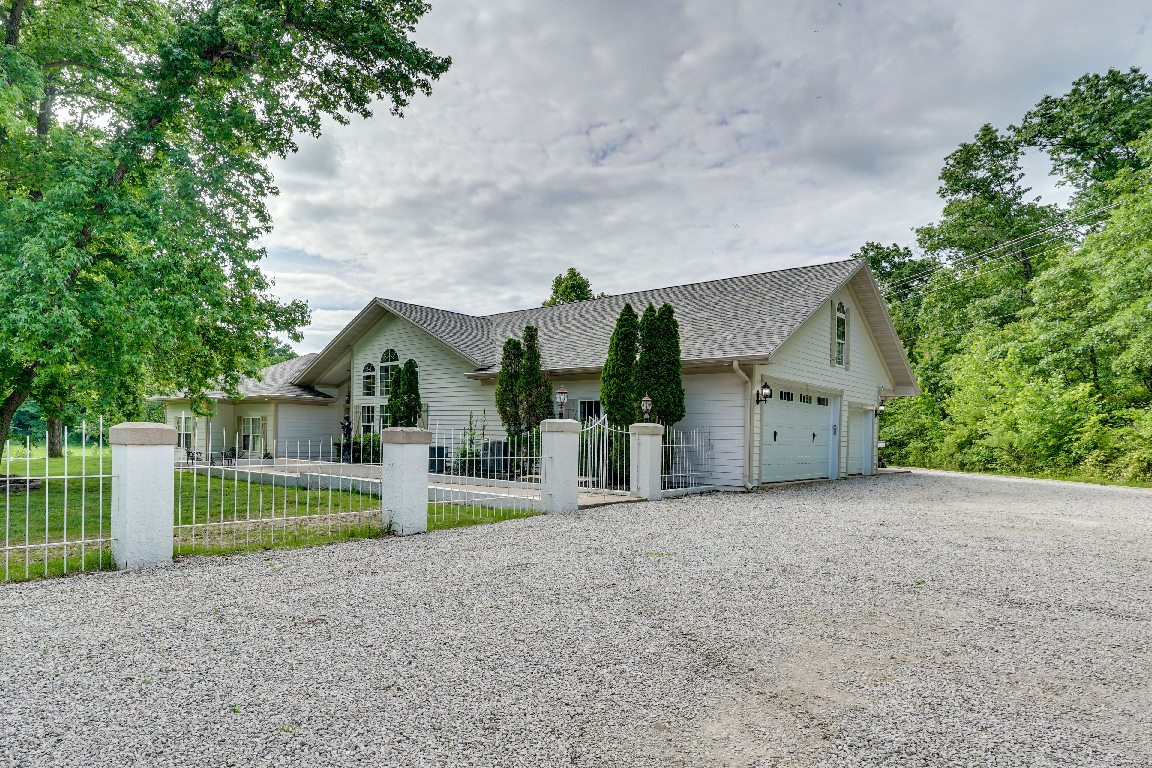 Driveway (15 Vehicles) | RV/Trailer/Boat Parking Allowed