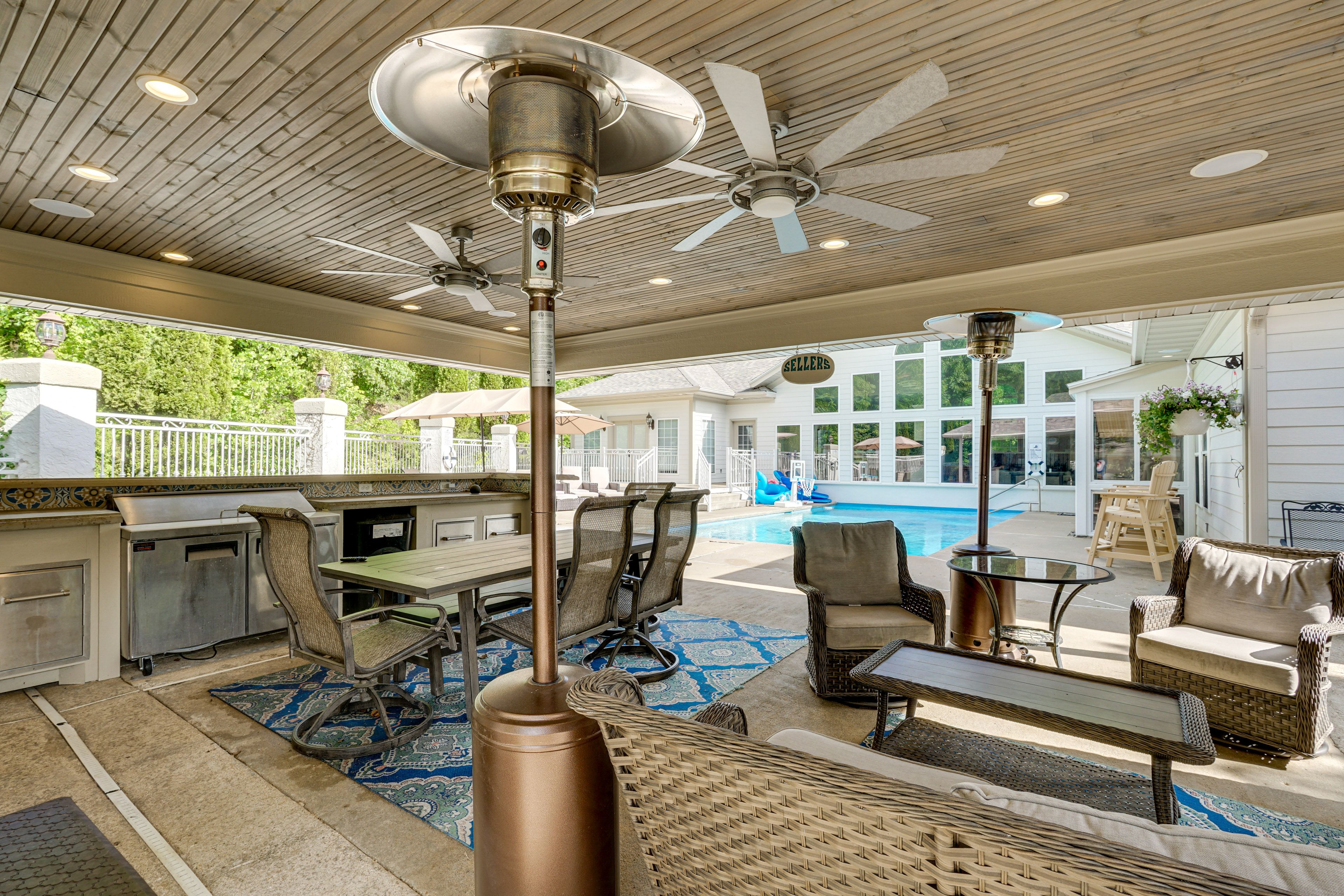 Covered Patio | Smart TV | Fireplace | Dining Area | Outdoor Kitchen | Grill