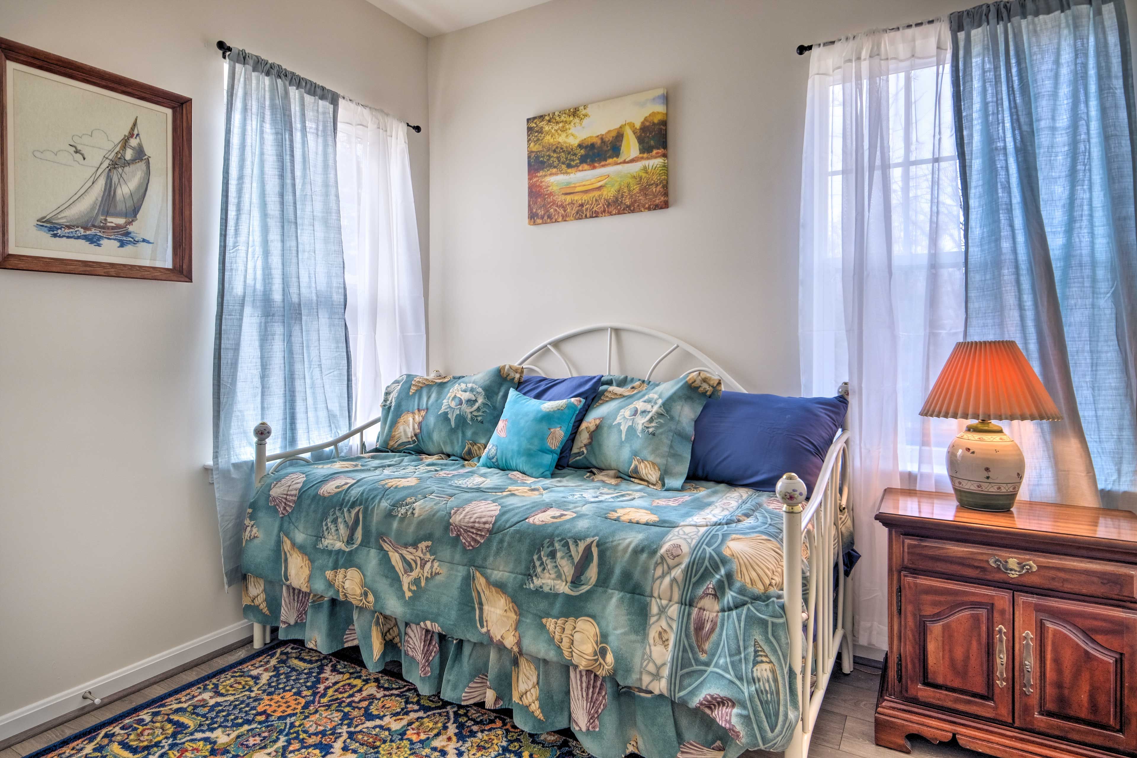Bedroom 5 | Twin Daybed | WFH Desk