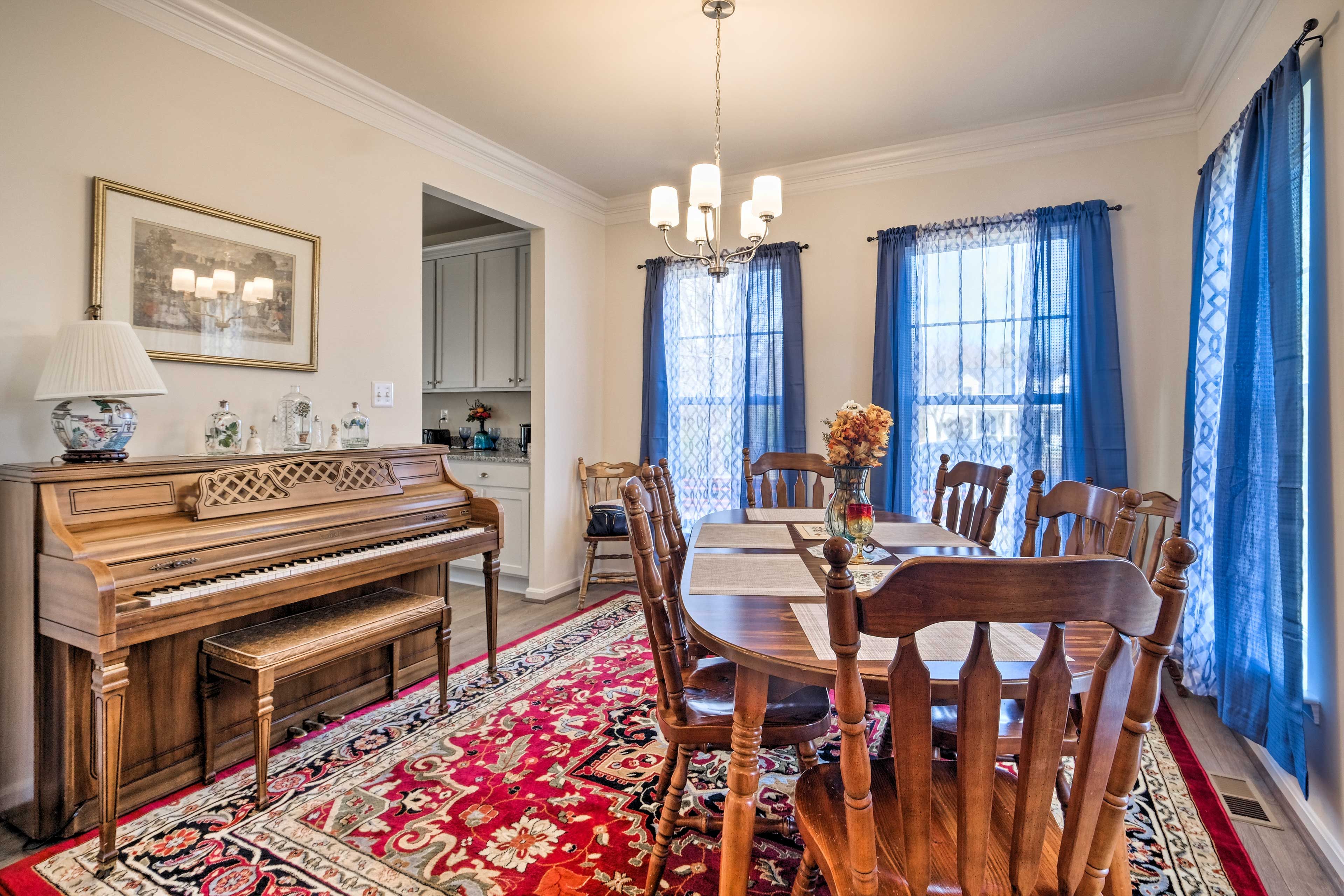 Dining Area | Piano