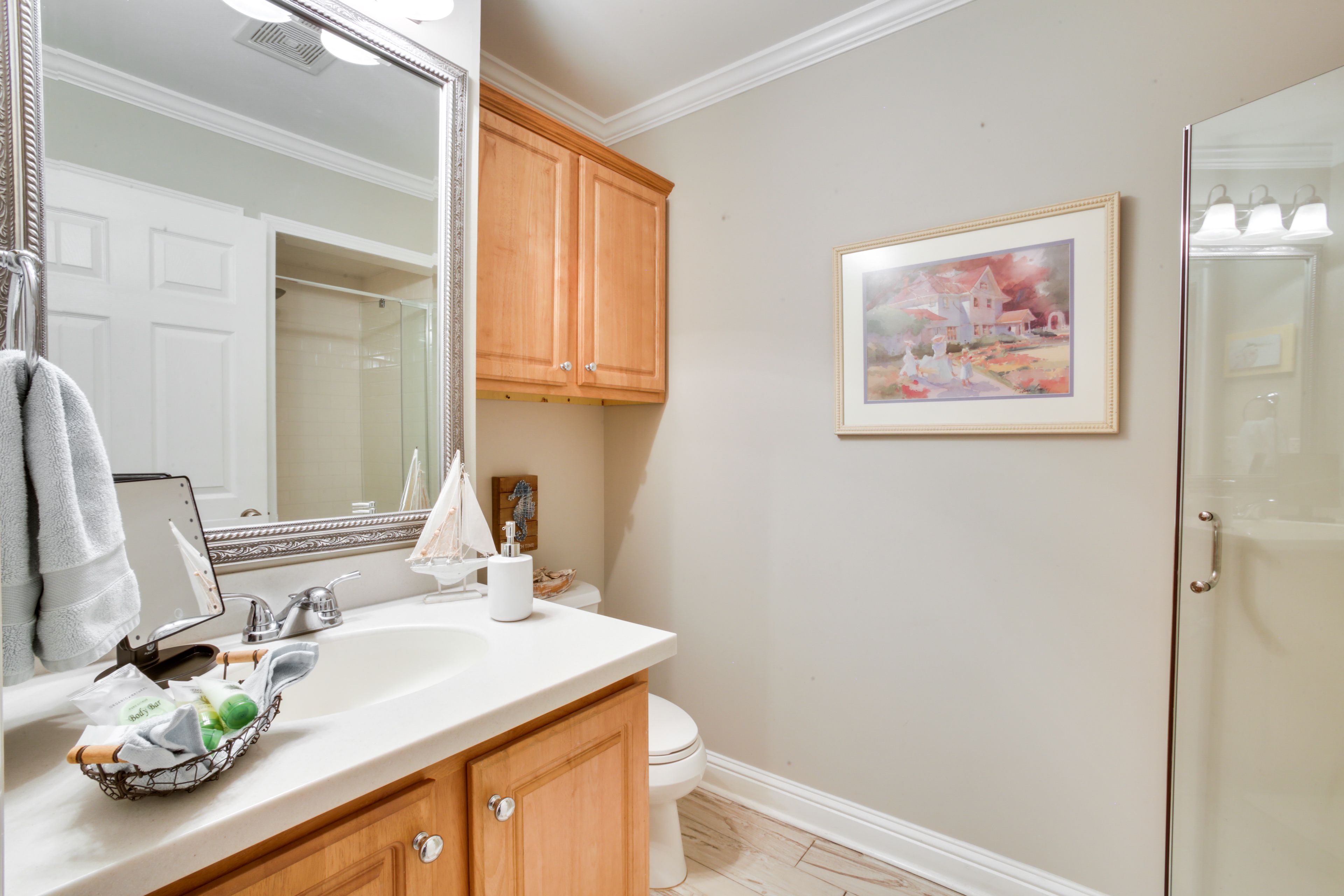 Full Bathroom | 1st Floor | Towels Provided | Complimentary Toiletries