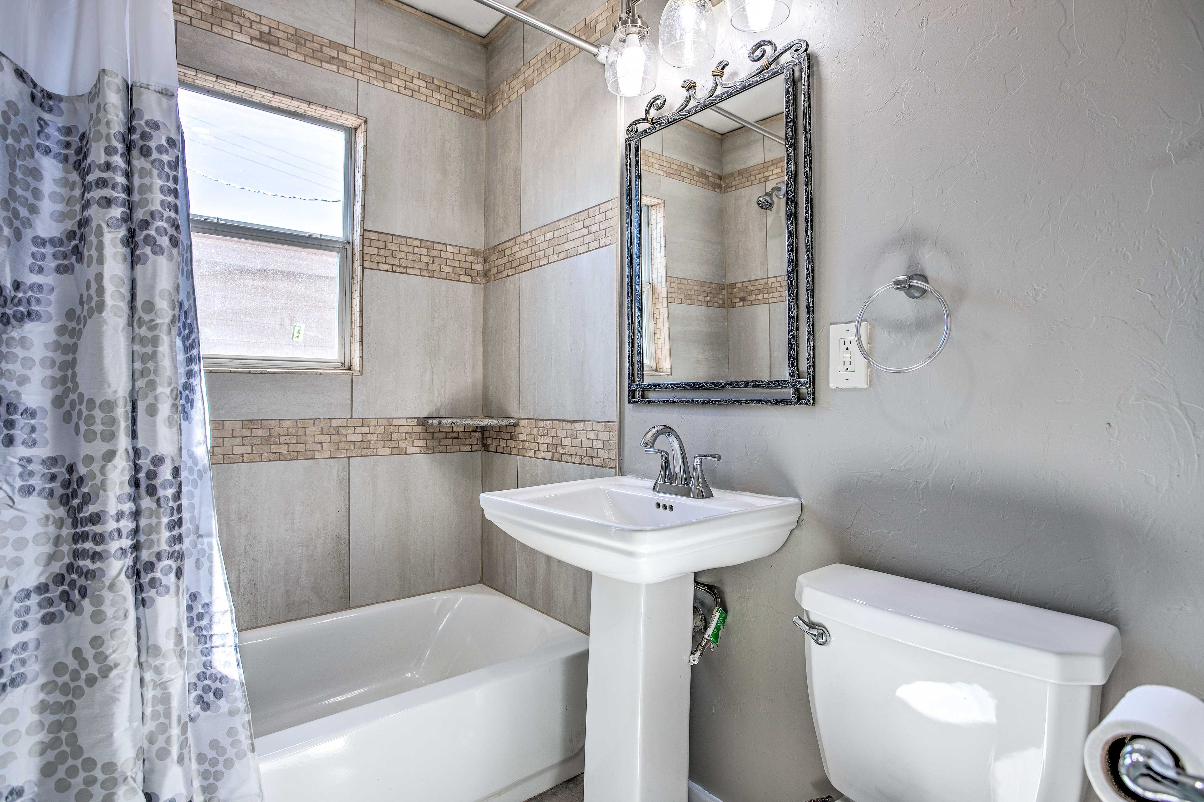 Full Bathroom | Towels Provided | Complimentary Toiletries