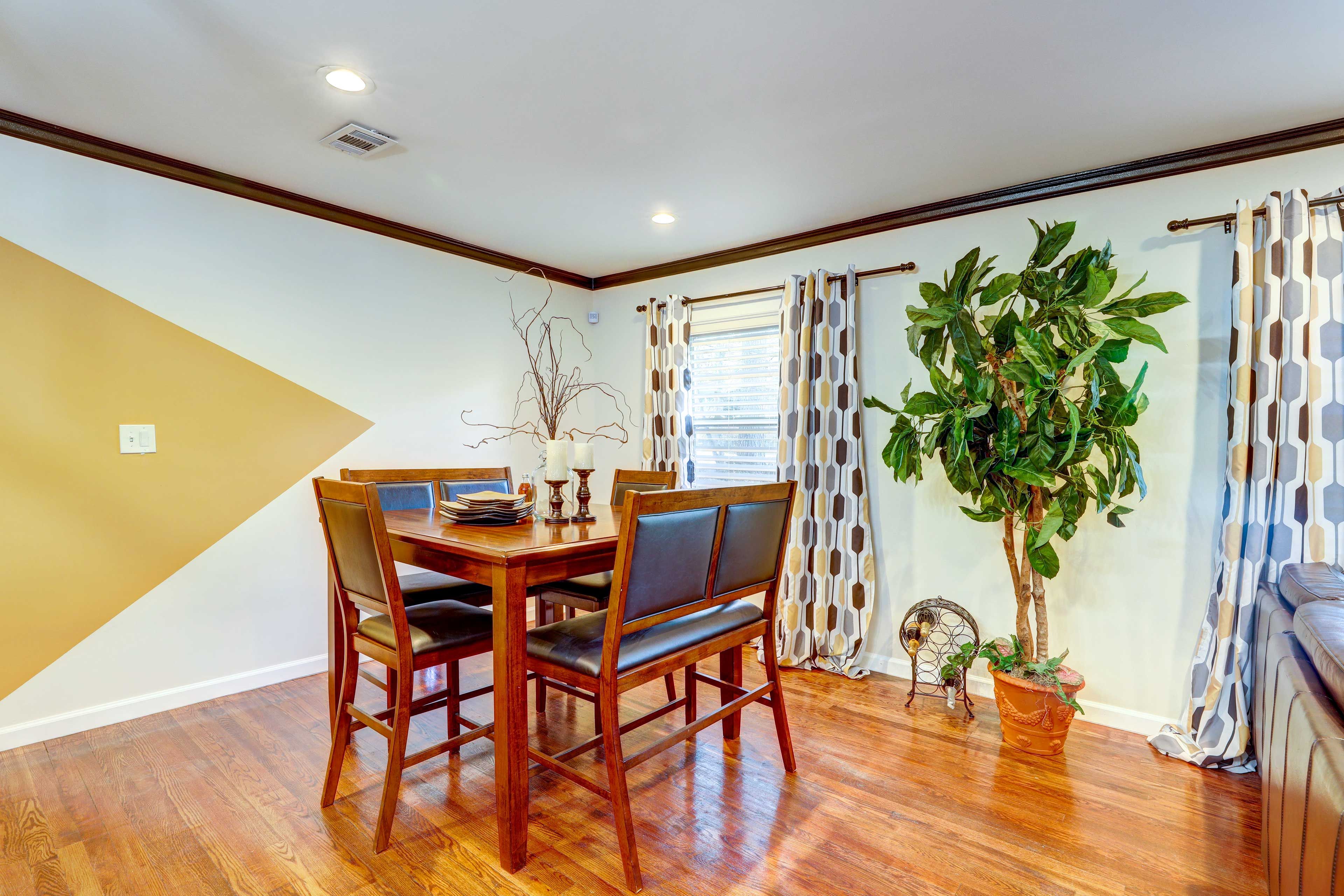 Dining Area | Dishware & Flatware Provided