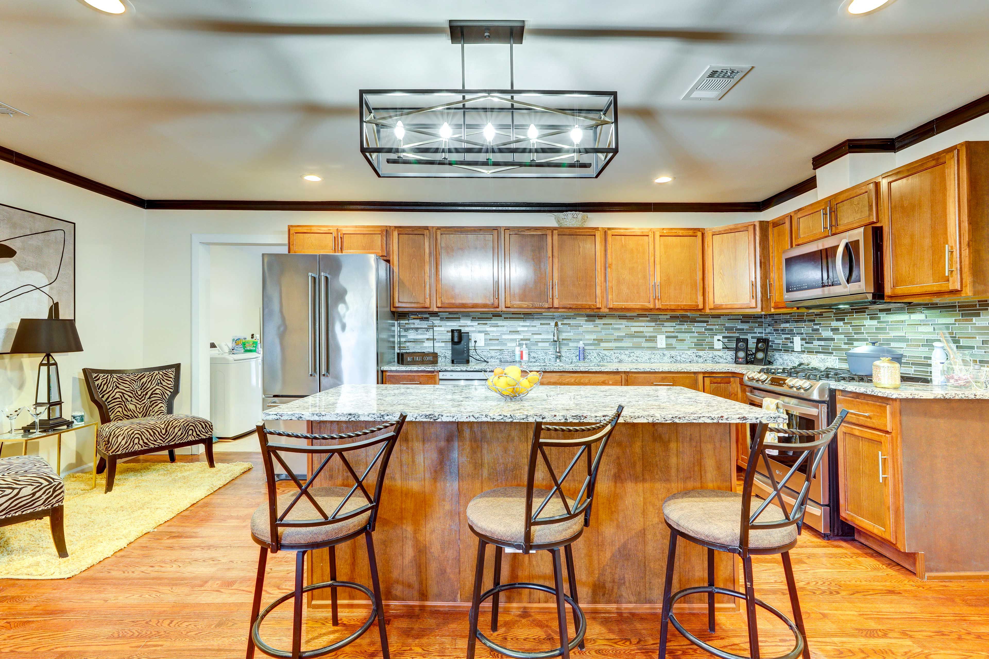 Kitchen | Toaster | Trash Bags & Paper Towels Provided | Complimentary Spices