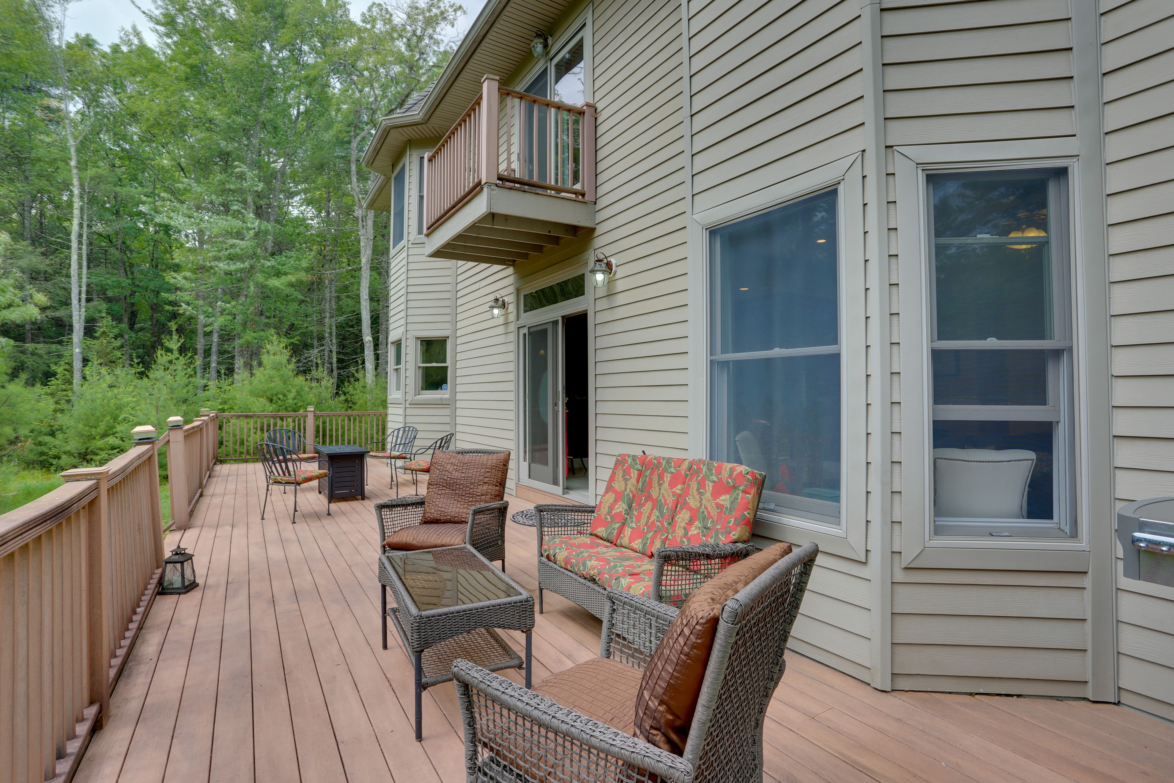 Deck | Outdoor Seating | Fire Table (Propane Provided) | Gas Grill