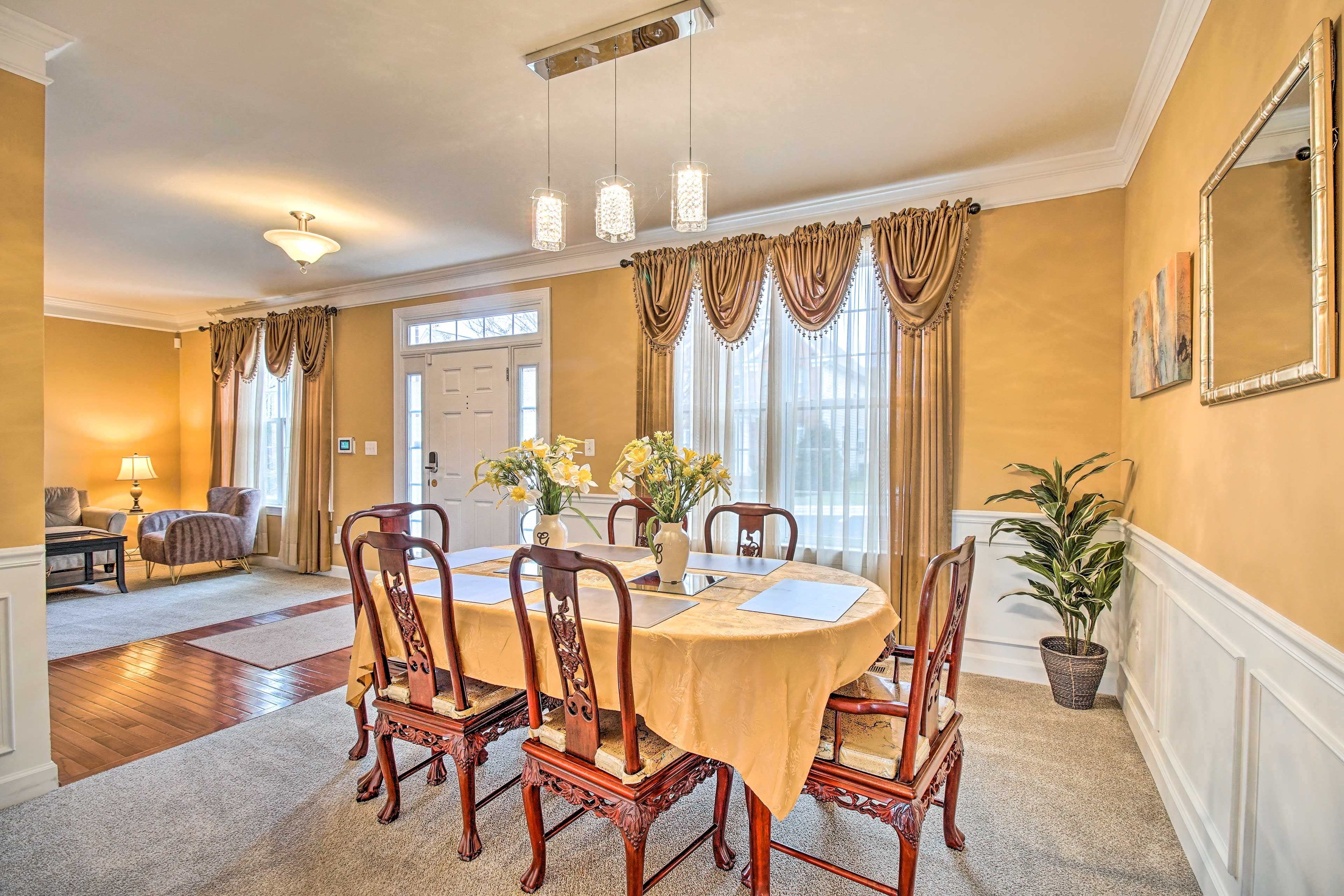 Dining Area | Dishware & Flatware Provided | Central Air Conditioning & Heating